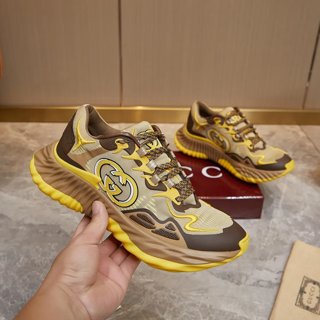 p380 古驰 / Gucci Gucci Ripple系列 运动鞋男女士35-46 早秋系列以现代视角焕新诠释品牌经典设计元素和精致图案。这款厚底运动鞋以轻薄双色网布匠心打造,巧妙融入撞色互扣式双G和闪电橡胶细节,洋溢着浓浓的科技感。 绿色和黄色网布 刺绣细节 互扣式双G和闪电橡胶细节 橡胶鞋底 鞋底饰Gucci互扣式双G标识细节 互扣式双G橡胶标识 多色鞋带 另附一副鞋带 系带式 低跟