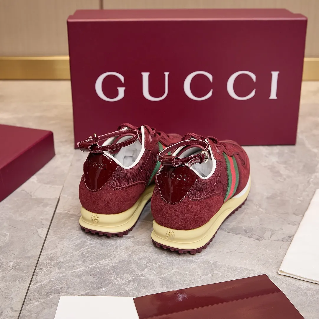 P320 古驰 / Gucci Gucci Re-Motion系列女士运动鞋 35-40 古驰运动鞋 这款运动鞋采用动感十足的廓形,配以可拆卸可调节踝部绑带。轻盈且灵活的外底经过特殊处理,洋溢着浓郁的复古风情。标志性红绿织带令这件单品愈发饱满。 白色绒面材质 女士 GG尼龙 红绿织带 织物衬里 可拆卸可调节踝部绑带 饰互扣式双G和手写体Gucci标识橡胶外底 饰互扣式双G细节孔眼 鞋舌饰以高频压花工艺打造的3D立体Gucci字样标识和互扣式双G元素 系带固定