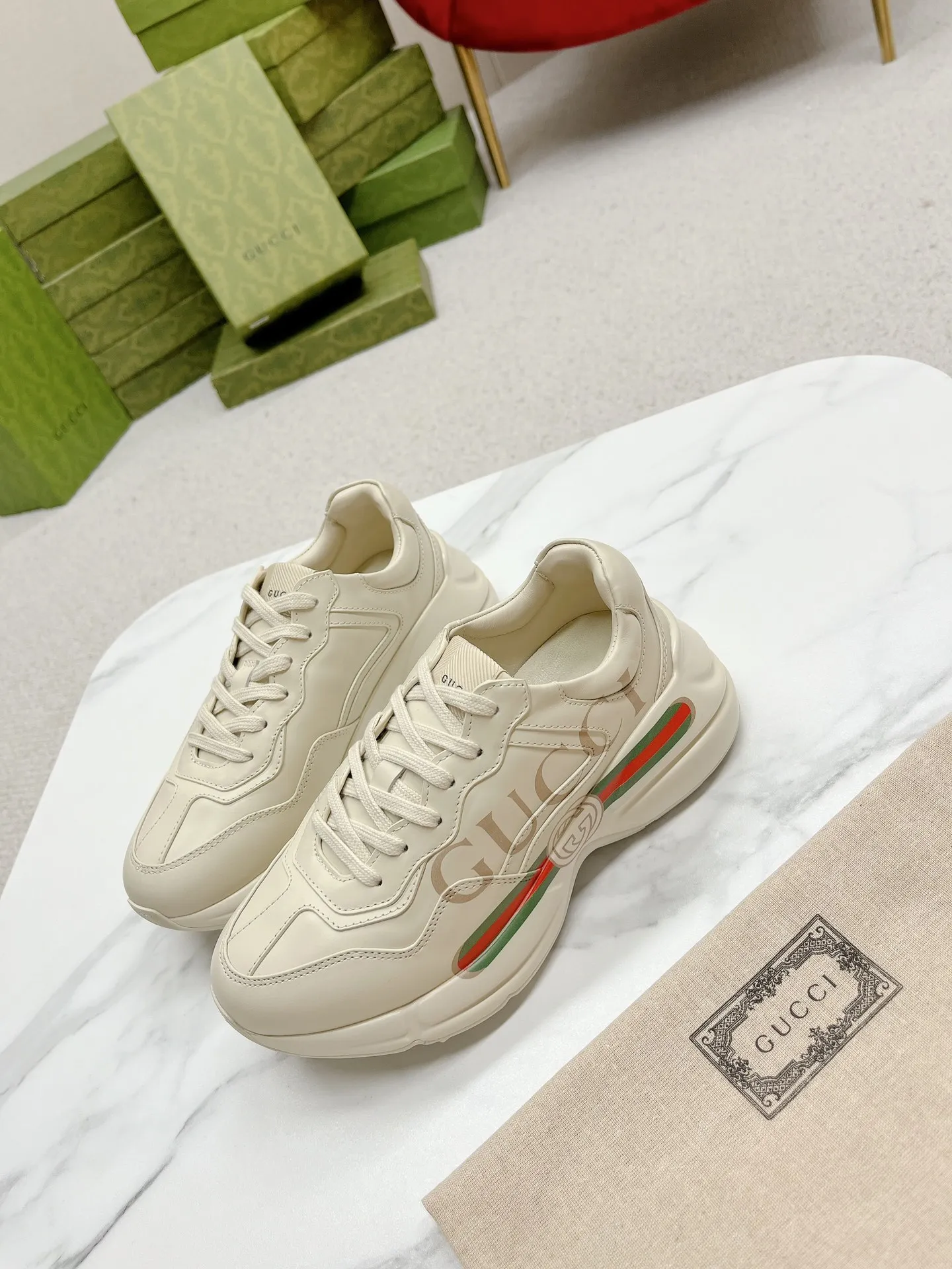 橙子出厂价💰135 【跑量主推款】Gucci 古驰 经典休闲男女运动鞋 增高厚底老爹鞋 情侣款 此款老爹鞋在今年仍然还是很受欢迎。对于爱美的人来说,鞋柜里不仅应该有一双白色的鞋子,还应该配有一双又帅又凹的老爹鞋!它的设计非常耐用,鞋底感觉非常柔软。穿在脚上既防滑又耐磨,而且用途广泛。为了显示自己的身高,老爹鞋子也是一个不错的选择。这款GUCCI是很好看的米白色,超级百搭。不挑衣服穿,也不挑包,随便搭。它穿上脚超级舒服,很软,还可以增高。 码数:34-45男女同款