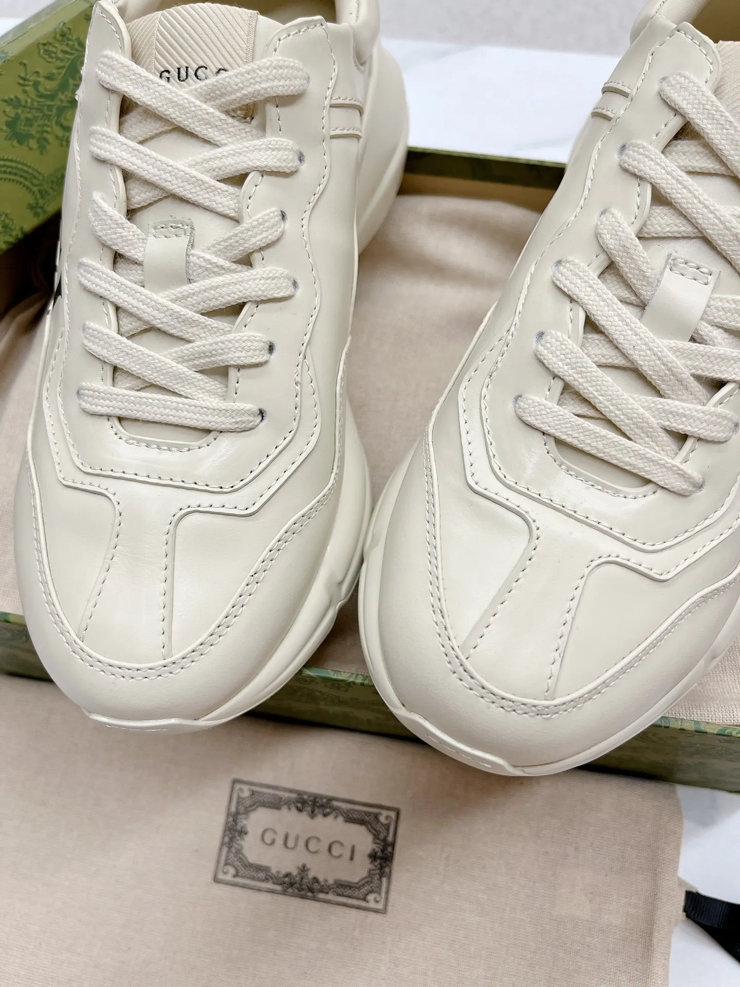 橙子出厂价💰135 【跑量主推款】Gucci 古驰 经典休闲男女运动鞋 增高厚底老爹鞋 情侣款 此款老爹鞋在今年仍然还是很受欢迎。对于爱美的人来说，鞋柜里不仅应该有一双白色的鞋子，还应该配有一双又帅又凹的老爹鞋！它的设计非常耐用，鞋底感觉非常柔软。穿在脚上既防滑又耐磨，而且用途广泛。为了显示自己的身高，老爹鞋子也是一个不错的选择。这款GUCCI是很好看的米白色，超级百搭。不挑衣服穿，也不挑包，随便搭。它穿上脚超级舒服，很软，还可以增高。 码数：34-45男女同款