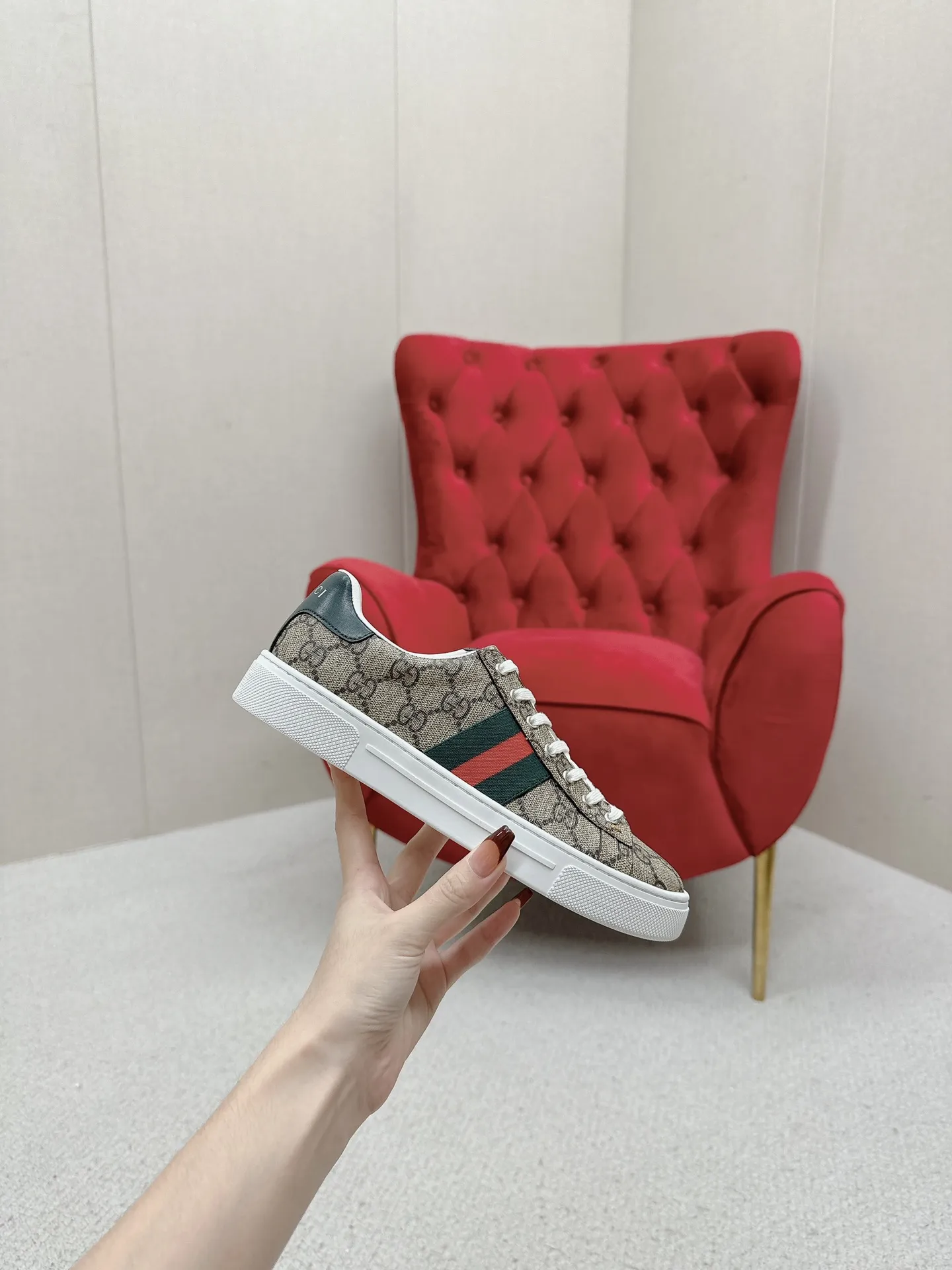 橙子出厂价💰120 GUCCI 古驰 最新Ace系列饰织带运动鞋 休闲鞋板鞋 小白鞋 情侣款 自问世以来，Ace系列运动鞋延续品牌叙事，匠心成就主打单品。全新系列呈现特色低帮设计，搭配别致细节，焕新诠释运 动鞋版型。系带固定处饰以&ldquo;ACE&rdquo;金属标牌，加厚构造精致塑 就挺括鞋型。Gucc*经典红绿条纹织带令整款设计更添魅力。 码数：35-45