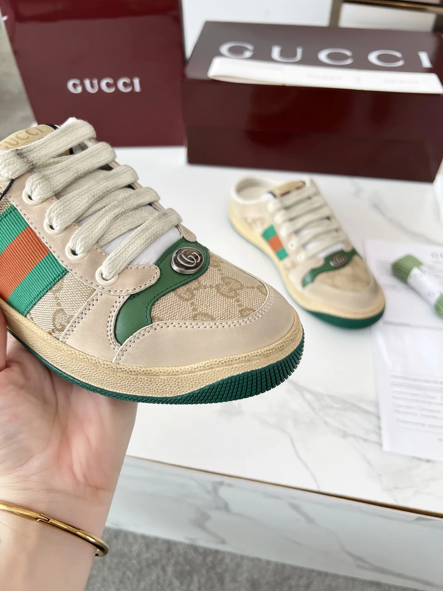 Screener系列名称的灵感来源于体育运动中的防守动作,运动鞋的设计从20世纪70年代的经典运动鞋不断汲取灵感。这款穆勒鞋以米色皮革呈现。侧面饰红绿条纹织带,巧妙点缀复古Gucci标识。 商品细节 ·米色皮革·GG帆布滚边·红绿织带 ·饰金属双G椭圆形珐琅细节·饰Gucci复古标识标签·双色厚实鞋底·另附一副鞋带·低跟 ·3厘米跟高·35-40 39-45 💰250
