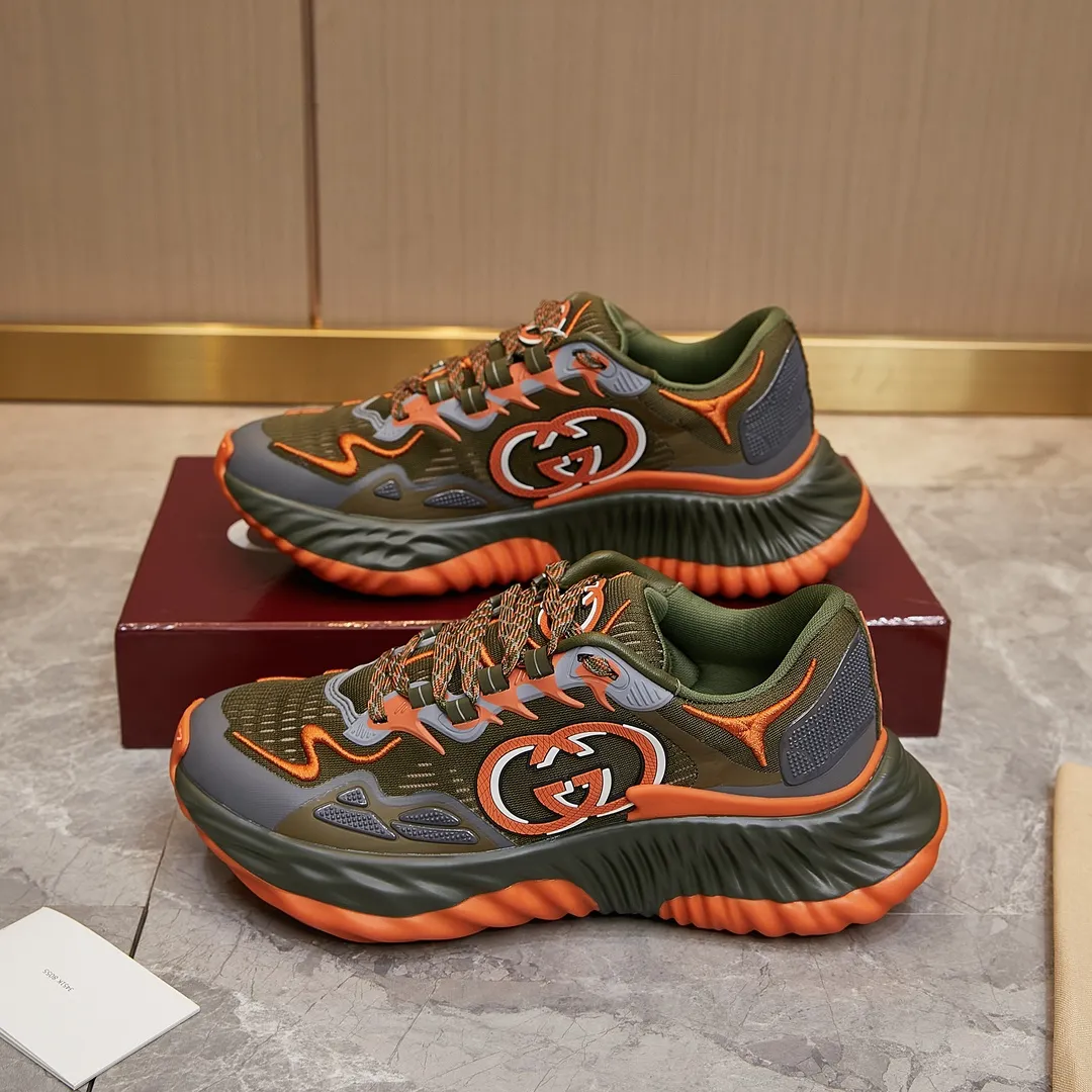 p380 古驰 / Gucci Gucci Ripple系列 运动鞋男女士35-46 早秋系列以现代视角焕新诠释品牌经典设计元素和精致图案。这款厚底运动鞋以轻薄双色网布匠心打造,巧妙融入撞色互扣式双G和闪电橡胶细节,洋溢着浓浓的科技感。 绿色和黄色网布 刺绣细节 互扣式双G和闪电橡胶细节 橡胶鞋底 鞋底饰Gucci互扣式双G标识细节 互扣式双G橡胶标识 多色鞋带 另附一副鞋带 系带式 低跟