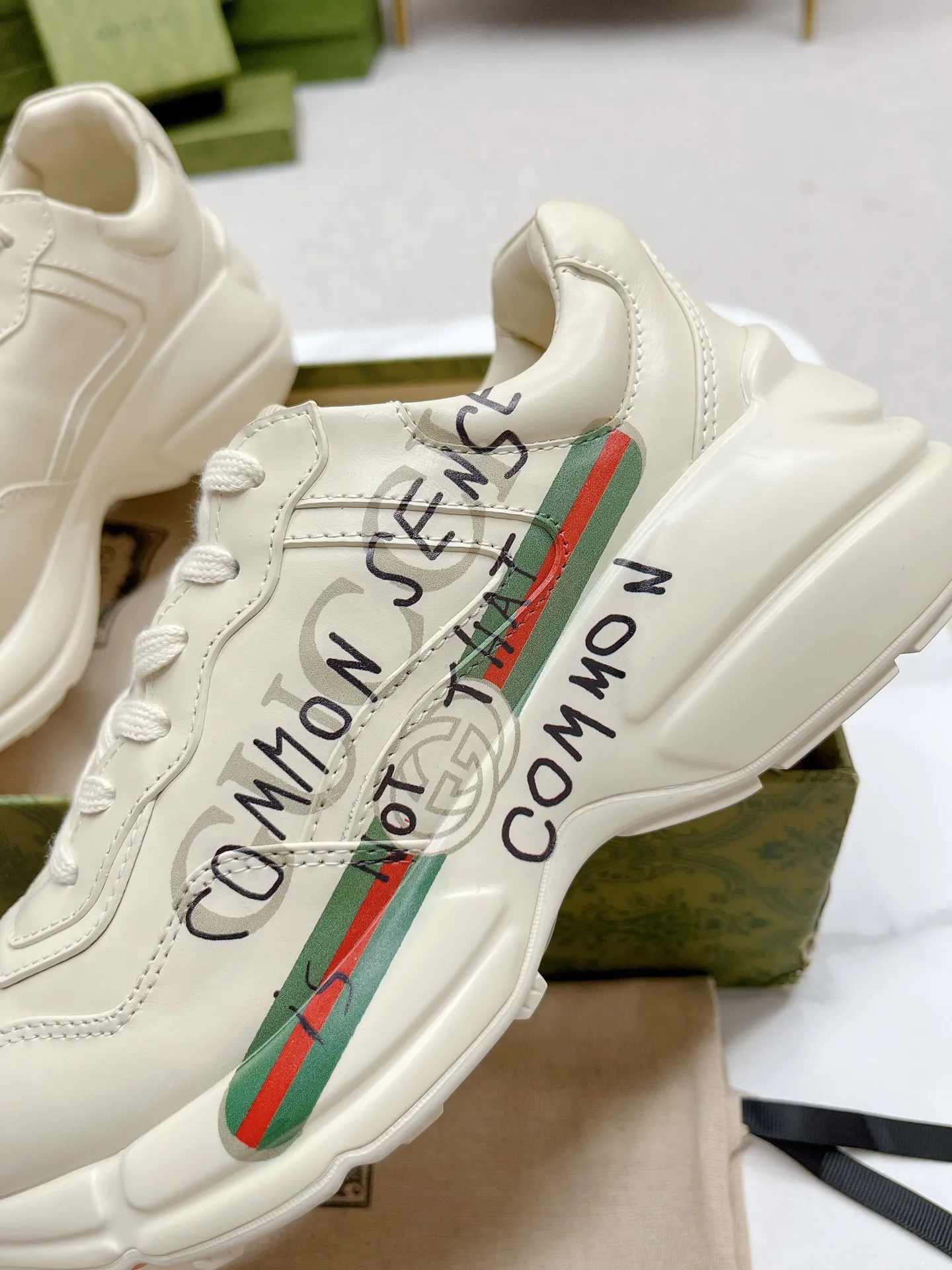 橙子出厂价💰135 【跑量主推款】Gucci 古驰 经典休闲男女运动鞋 增高厚底老爹鞋 情侣款 此款老爹鞋在今年仍然还是很受欢迎。对于爱美的人来说,鞋柜里不仅应该有一双白色的鞋子,还应该配有一双又帅又凹的老爹鞋!它的设计非常耐用,鞋底感觉非常柔软。穿在脚上既防滑又耐磨,而且用途广泛。为了显示自己的身高,老爹鞋子也是一个不错的选择。这款GUCCI是很好看的米白色,超级百搭。不挑衣服穿,也不挑包,随便搭。它穿上脚超级舒服,很软,还可以增高。 码数:34-45男女同款