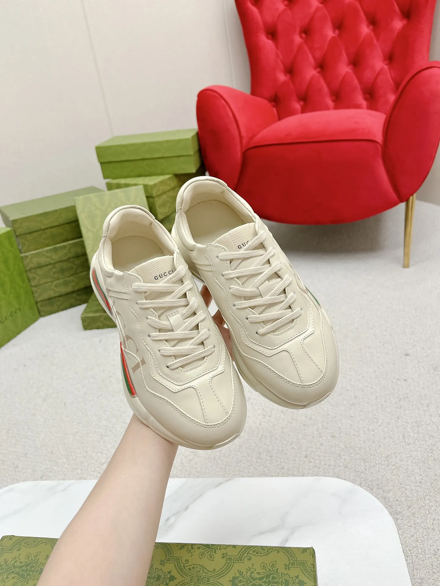 橙子出厂价💰135 【跑量主推款】Gucci 古驰 经典休闲男女运动鞋 增高厚底老爹鞋 情侣款 此款老爹鞋在今年仍然还是很受欢迎。对于爱美的人来说,鞋柜里不仅应该有一双白色的鞋子,还应该配有一双又帅又凹的老爹鞋!它的设计非常耐用,鞋底感觉非常柔软。穿在脚上既防滑又耐磨,而且用途广泛。为了显示自己的身高,老爹鞋子也是一个不错的选择。这款GUCCI是很好看的米白色,超级百搭。不挑衣服穿,也不挑包,随便搭。它穿上脚超级舒服,很软,还可以增高。 码数:34-45男女同款