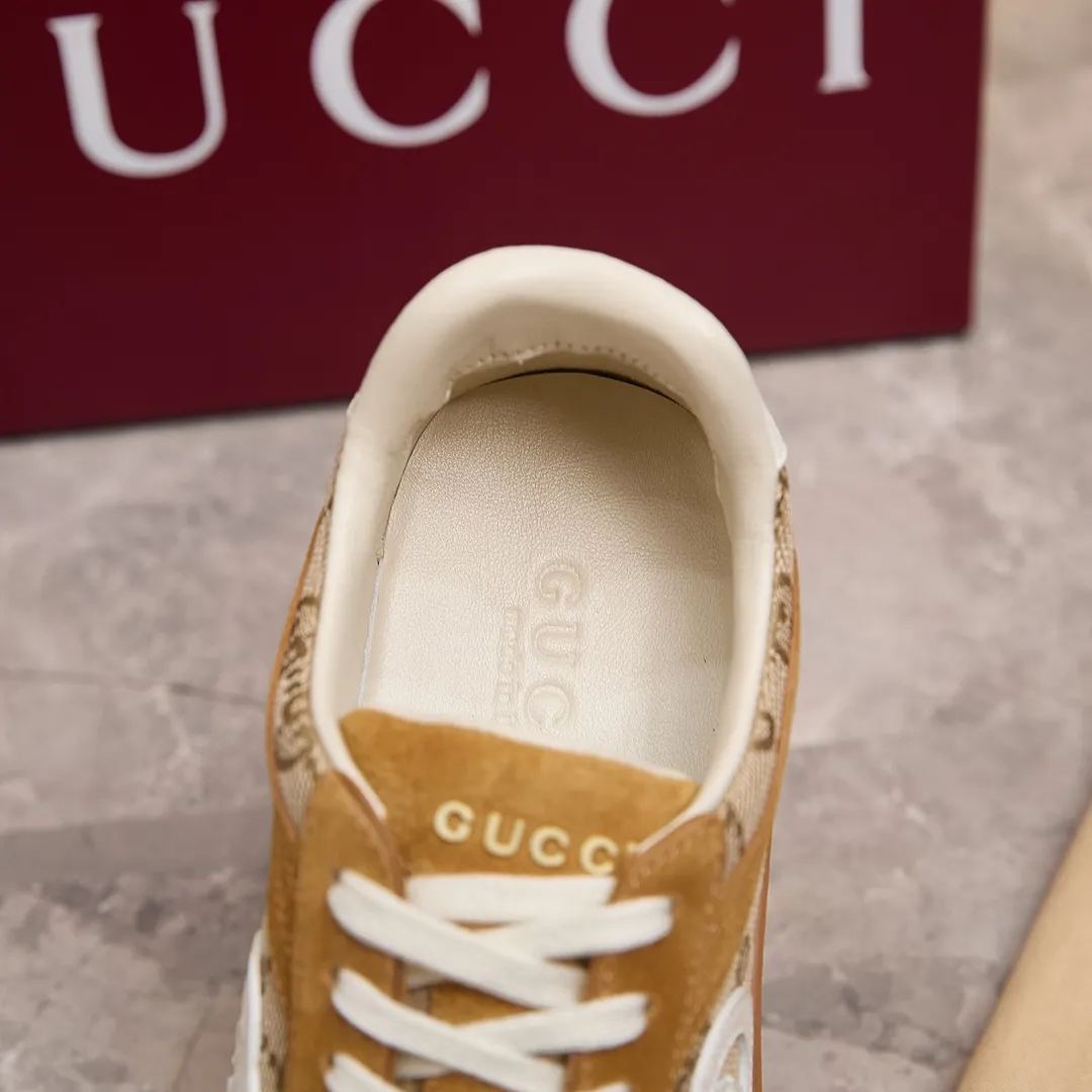 p260 古驰 / Gucci 古驰G75 运动鞋男女士 35-45 古驰滑板鞋 这款运动鞋从70年代的复古篮球鞋中汲取灵感，鞋身醒目点缀互扣式双G标识。这款设计甄选柔软牛皮革精制而成，巧妙融入镂空牛皮革镶饰。 镂空牛皮革镶饰 牛皮革衬里 橡胶鞋底 另附一副鞋带 互扣式双G细节 系带固定 平底 跟高：3厘米