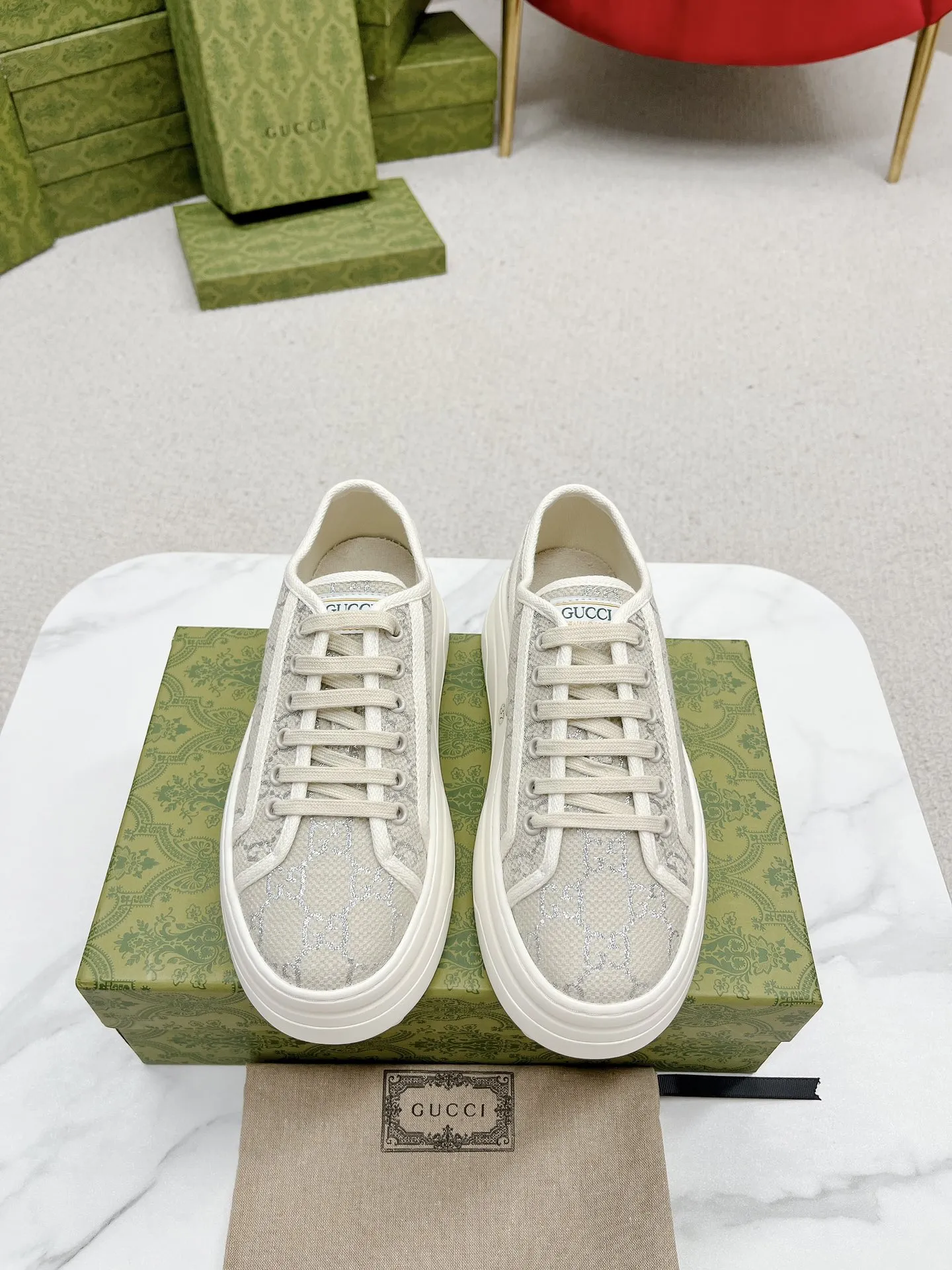 橙子出厂价💰110 GUCCI 古驰 经典刺绣GG低帮老花厚底帆布鞋 休闲鞋板鞋 情侣款 这件亮眼吸睛的单品从网球世界中汲取创作灵感。这款运动鞋采用同色调米色和乌木色经典GG帆布制成，厚实鞋底和撞色织物滚边流露现代美感。 鞋面：经典GG帆布 大底：互扣式双G橡胶大底 底厚：5CM 码数：35-44