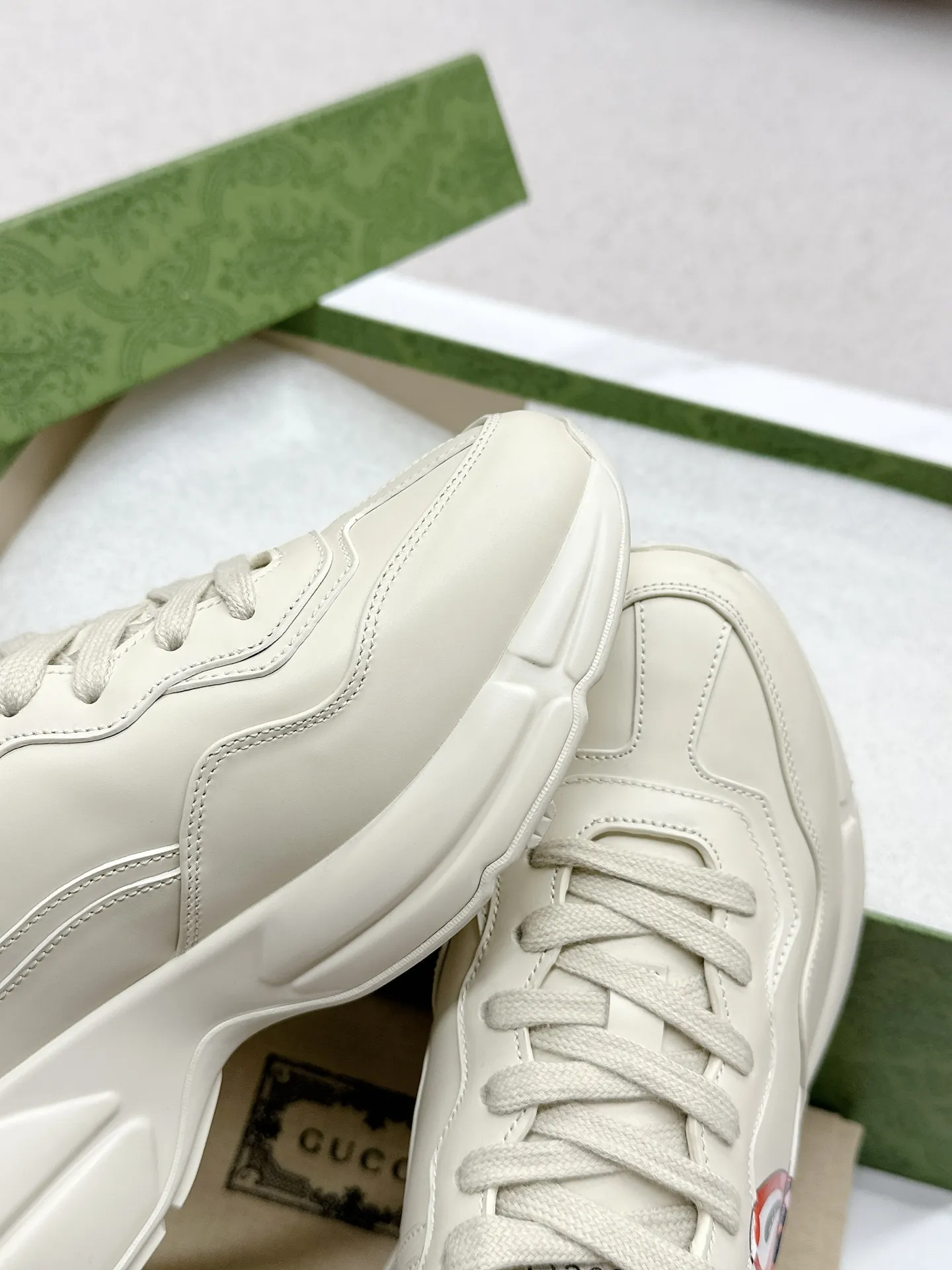 橙子出厂价💰135 【跑量主推款】Gucci 古驰 经典休闲男女运动鞋 增高厚底老爹鞋 情侣款 此款老爹鞋在今年仍然还是很受欢迎。对于爱美的人来说，鞋柜里不仅应该有一双白色的鞋子，还应该配有一双又帅又凹的老爹鞋！它的设计非常耐用，鞋底感觉非常柔软。穿在脚上既防滑又耐磨，而且用途广泛。为了显示自己的身高，老爹鞋子也是一个不错的选择。这款GUCCI是很好看的米白色，超级百搭。不挑衣服穿，也不挑包，随便搭。它穿上脚超级舒服，很软，还可以增高。 码数：34-45男女同款