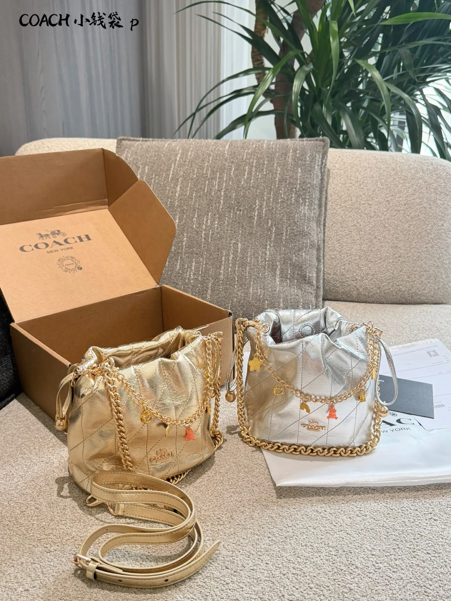 p145 COACH Faye Mini小水桶包 🖤COACH Faye Mini小水桶包,黑色绗缝羊皮+金色链条,复古又时髦✨。迷你抽绳设计,日常通勤、约会都能轻松驾驭。链条可调节,单肩斜挎随心切换,实用又百搭!包身小巧但容量够用,手机口红都能装下,羊皮柔软耐用,质感满分,是轻奢入门必入热门款!16cm