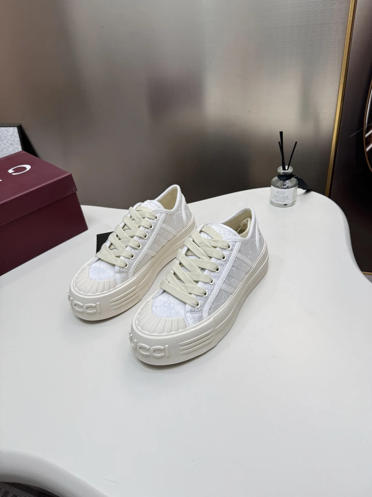 橙子出厂价💰130 Gucci古驰 25ss 最新款Lido系列 情侣款 帆布 织带 做旧 休闲 运动鞋 小脏鞋 滑板鞋 古驰 运动 休闲 帆布 原版购入开发 做货 这款单品出自Gucci Lido系列，设计灵感源自意大利海岸的夏日风情和海滩俱乐部。 早秋系列以现代视角焕新诠释品牌经典设计元素和精致图案。 这款低帮运动鞋以黑色棉质织物匠心打造，鞋底周围采用轻微做旧效果，鞋底巧妙融入GG图案和标识，鞋头缀饰Gucci印花压纹标识 面料: 原版定制高密度帆布 内里: 原版定制高密度帆布 大底: 原版开模防滑橡胶材质 底厚: 4.5CM Size: #女款35-40