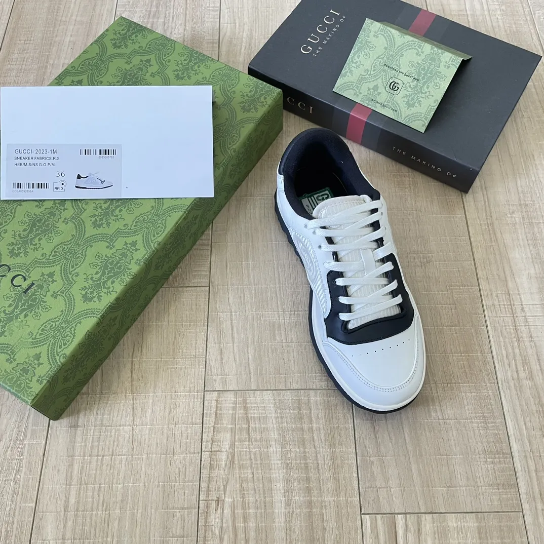 橙子出厂价💰115 Gucci 古驰春夏新款 MAC80系列 情侣款运动鞋 休闲鞋小白鞋 精致小巧的互扣式双G标识浪漫诠释此系列的美学理念。选用米白色皮革，复古灵感巧妙融于运动鞋设计，焕新演绎品牌标识。 面料：原版定制进口头层牛皮 内里：原版定制进口透气网里 大底：原版开模双色TPU大底 码数：35-44