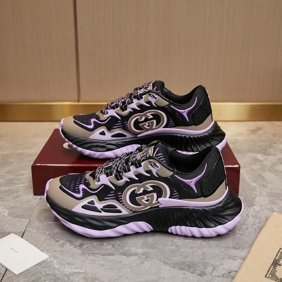 p380 古驰 / Gucci Gucci Ripple系列 运动鞋男女士35-46 早秋系列以现代视角焕新诠释品牌经典设计元素和精致图案。这款厚底运动鞋以轻薄双色网布匠心打造，巧妙融入撞色互扣式双G和闪电橡胶细节，洋溢着浓浓的科技感。 绿色和黄色网布 刺绣细节 互扣式双G和闪电橡胶细节 橡胶鞋底 鞋底饰Gucci互扣式双G标识细节 互扣式双G橡胶标识 多色鞋带 另附一副鞋带 系带式 低跟