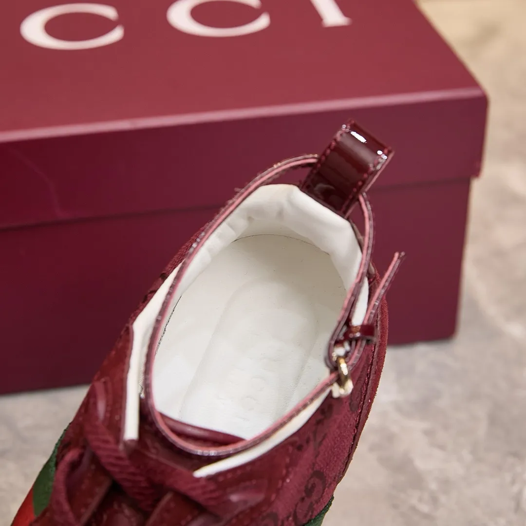 P320 古驰 / Gucci Gucci Re-Motion系列女士运动鞋 35-40 古驰运动鞋 这款运动鞋采用动感十足的廓形，配以可拆卸可调节踝部绑带。轻盈且灵活的外底经过特殊处理，洋溢着浓郁的复古风情。标志性红绿织带令这件单品愈发饱满。 白色绒面材质 女士 GG尼龙 红绿织带 织物衬里 可拆卸可调节踝部绑带 饰互扣式双G和手写体Gucci标识橡胶外底 饰互扣式双G细节孔眼 鞋舌饰以高频压花工艺打造的3D立体Gucci字样标识和互扣式双G元素 系带固定