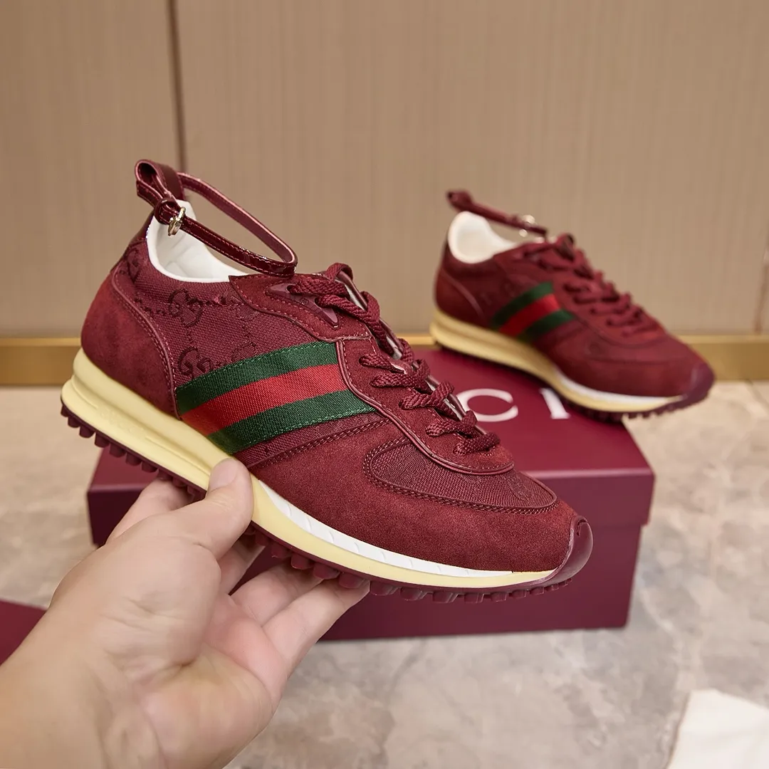P320 古驰 / Gucci Gucci Re-Motion系列女士运动鞋 35-40 古驰运动鞋 这款运动鞋采用动感十足的廓形，配以可拆卸可调节踝部绑带。轻盈且灵活的外底经过特殊处理，洋溢着浓郁的复古风情。标志性红绿织带令这件单品愈发饱满。 白色绒面材质 女士 GG尼龙 红绿织带 织物衬里 可拆卸可调节踝部绑带 饰互扣式双G和手写体Gucci标识橡胶外底 饰互扣式双G细节孔眼 鞋舌饰以高频压花工艺打造的3D立体Gucci字样标识和互扣式双G元素 系带固定