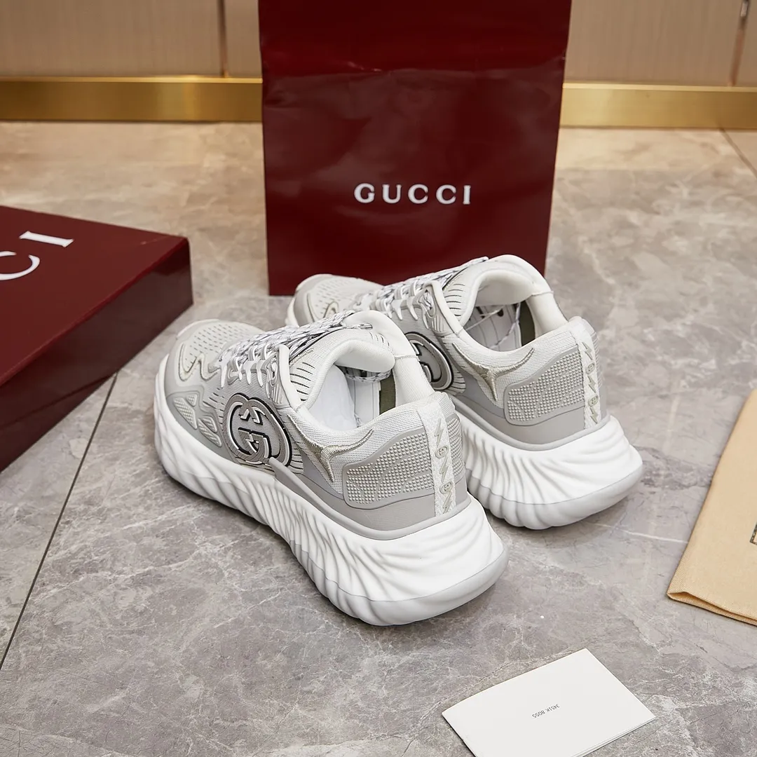 p380 古驰 / Gucci Gucci Ripple系列 运动鞋男女士35-46 早秋系列以现代视角焕新诠释品牌经典设计元素和精致图案。这款厚底运动鞋以轻薄双色网布匠心打造，巧妙融入撞色互扣式双G和闪电橡胶细节，洋溢着浓浓的科技感。 绿色和黄色网布 刺绣细节 互扣式双G和闪电橡胶细节 橡胶鞋底 鞋底饰Gucci互扣式双G标识细节 互扣式双G橡胶标识 多色鞋带 另附一副鞋带 系带式 低跟