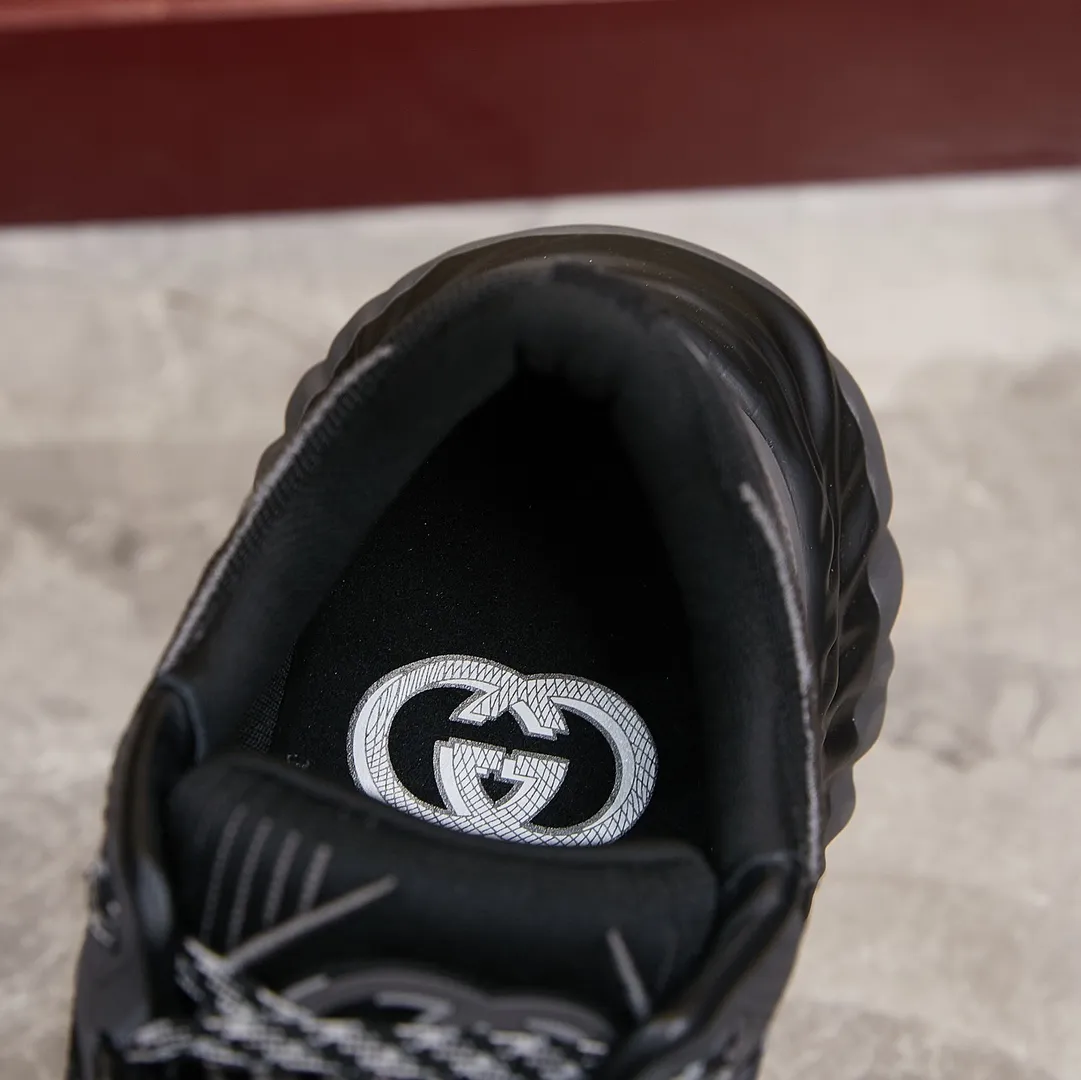 p380 古驰 / Gucci Gucci Ripple系列 运动鞋男女士35-46 早秋系列以现代视角焕新诠释品牌经典设计元素和精致图案。这款厚底运动鞋以轻薄双色网布匠心打造，巧妙融入撞色互扣式双G和闪电橡胶细节，洋溢着浓浓的科技感。 绿色和黄色网布 刺绣细节 互扣式双G和闪电橡胶细节 橡胶鞋底 鞋底饰Gucci互扣式双G标识细节 互扣式双G橡胶标识 多色鞋带 另附一副鞋带 系带式 低跟