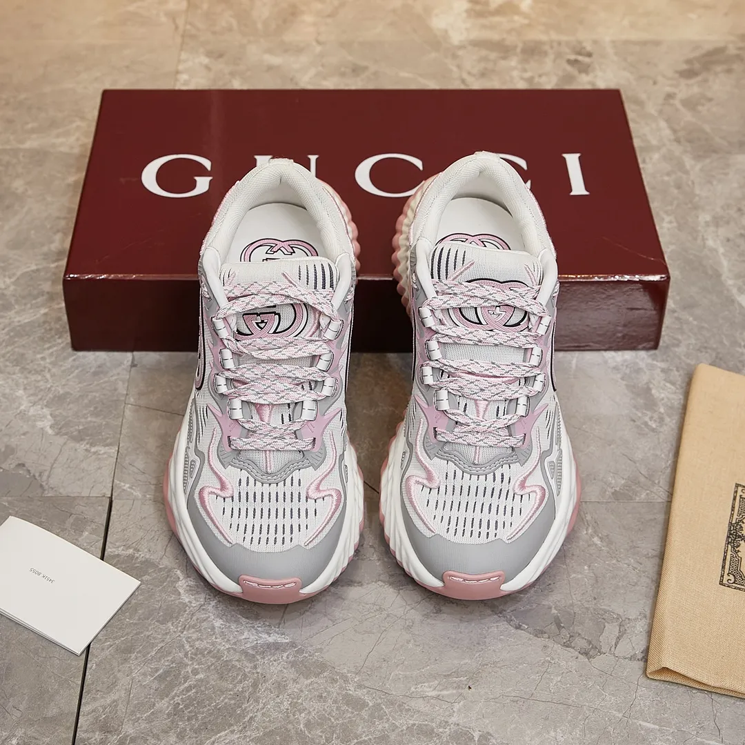 p380 古驰 / Gucci Gucci Ripple系列 运动鞋男女士35-46 早秋系列以现代视角焕新诠释品牌经典设计元素和精致图案。这款厚底运动鞋以轻薄双色网布匠心打造,巧妙融入撞色互扣式双G和闪电橡胶细节,洋溢着浓浓的科技感。 绿色和黄色网布 刺绣细节 互扣式双G和闪电橡胶细节 橡胶鞋底 鞋底饰Gucci互扣式双G标识细节 互扣式双G橡胶标识 多色鞋带 另附一副鞋带 系带式 低跟