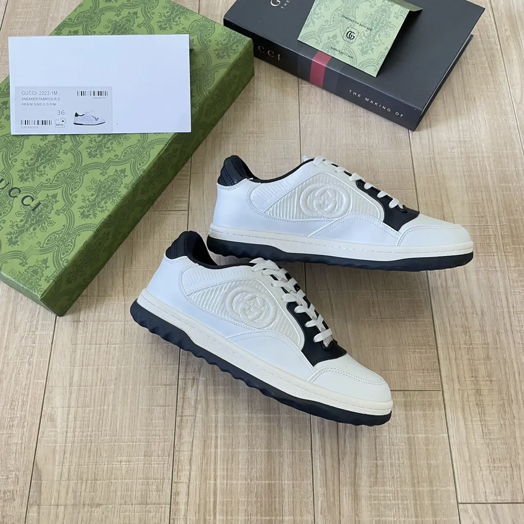 橙子出厂价💰115 Gucci 古驰春夏新款 MAC80系列 情侣款运动鞋 休闲鞋小白鞋 精致小巧的互扣式双G标识浪漫诠释此系列的美学理念。选用米白色皮革，复古灵感巧妙融于运动鞋设计，焕新演绎品牌标识。 面料：原版定制进口头层牛皮 内里：原版定制进口透气网里 大底：原版开模双色TPU大底 码数：35-44