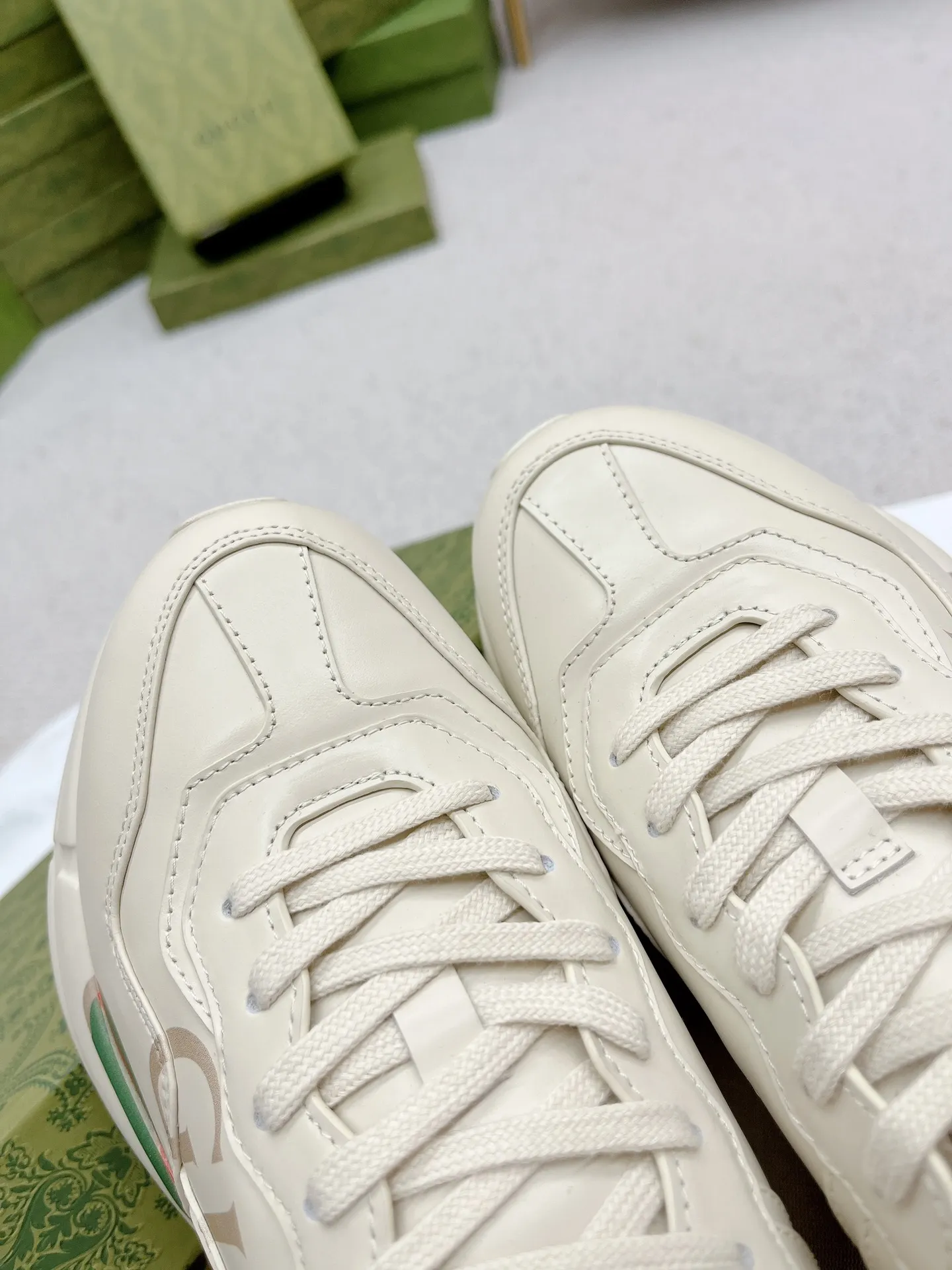 橙子出厂价💰135 【跑量主推款】Gucci 古驰 经典休闲男女运动鞋 增高厚底老爹鞋 情侣款 此款老爹鞋在今年仍然还是很受欢迎。对于爱美的人来说，鞋柜里不仅应该有一双白色的鞋子，还应该配有一双又帅又凹的老爹鞋！它的设计非常耐用，鞋底感觉非常柔软。穿在脚上既防滑又耐磨，而且用途广泛。为了显示自己的身高，老爹鞋子也是一个不错的选择。这款GUCCI是很好看的米白色，超级百搭。不挑衣服穿，也不挑包，随便搭。它穿上脚超级舒服，很软，还可以增高。 码数：34-45男女同款