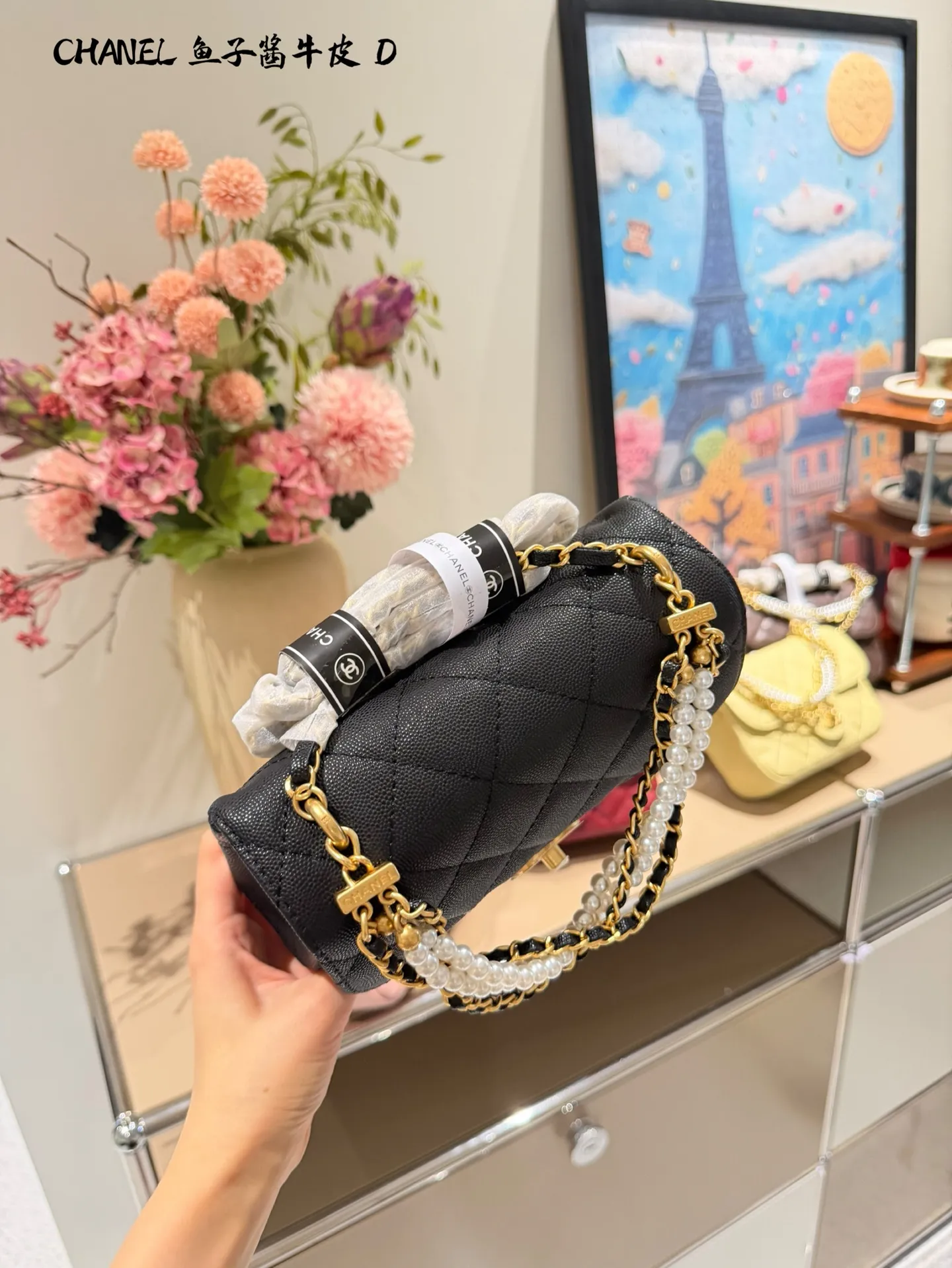 p240 香奈儿珍珠链条方胖子 🖤香奈儿24P珍珠链条方胖子,鱼子酱小牛皮经典菱格纹,金色双C扣超有辨识度✨。珍珠链条设计,手提、单肩、斜挎都OK,17×12.5×5cm容量刚好,日常出行超实用!小羊皮柔软但要注意保养哦~珍珠链条是季节限定,时髦又实用,是香奈儿热门断货款,超适合精致女孩入手!💼双盒包装
