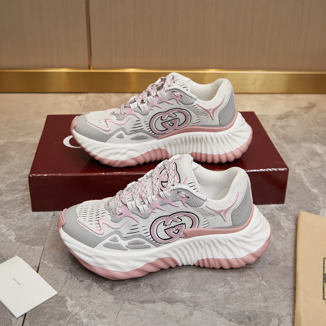 p380 古驰 / Gucci Gucci Ripple系列 运动鞋男女士35-46 早秋系列以现代视角焕新诠释品牌经典设计元素和精致图案。这款厚底运动鞋以轻薄双色网布匠心打造，巧妙融入撞色互扣式双G和闪电橡胶细节，洋溢着浓浓的科技感。 绿色和黄色网布 刺绣细节 互扣式双G和闪电橡胶细节 橡胶鞋底 鞋底饰Gucci互扣式双G标识细节 互扣式双G橡胶标识 多色鞋带 另附一副鞋带 系带式 低跟