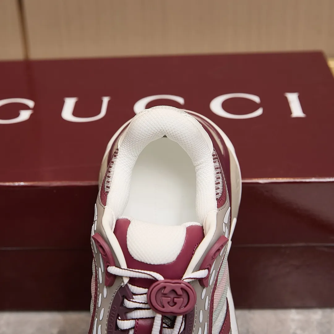 p460 古驰 / Gucci Gucci 2.0男女士运动鞋 35-45 （男码先出） Gucci 2.0运动鞋焕新演绎品牌标志性条纹织带元素。这款运动鞋焕新诠释标志性细节，采用EVA厚鞋底，搭配灵动廓形，带来稳步舒适穿着体验。 灰色和蓝色网眼布和皮革 皮革衬里 GG反光滚边 加衬织带 饰GG EVA橡胶鞋底 系带固定，配有互扣式双G鞋带