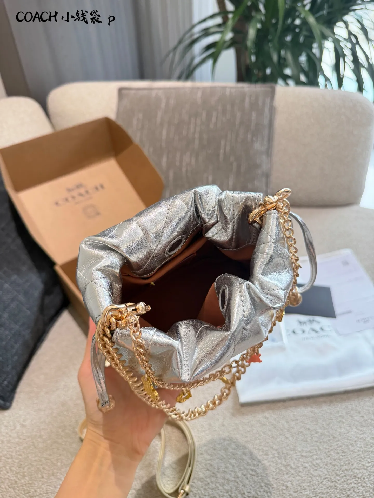 p145 COACH Faye Mini小水桶包 🖤COACH Faye Mini小水桶包,黑色绗缝羊皮+金色链条,复古又时髦✨。迷你抽绳设计,日常通勤、约会都能轻松驾驭。链条可调节,单肩斜挎随心切换,实用又百搭!包身小巧但容量够用,手机口红都能装下,羊皮柔软耐用,质感满分,是轻奢入门必入热门款!16cm