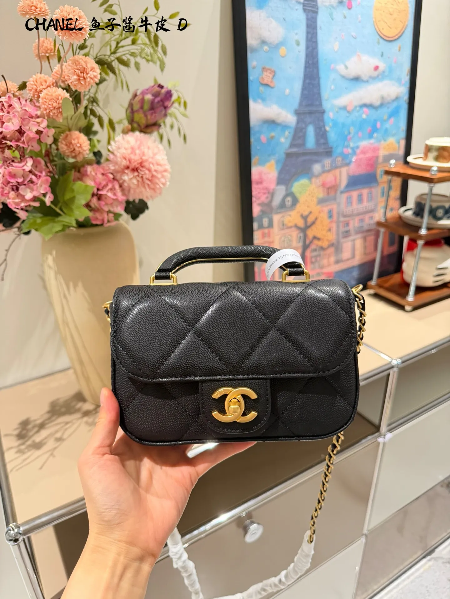 香奈儿手柄口盖包p230p240 🤍香奈儿手柄口盖包,经典菱格纹+鱼子酱牛皮,耐磨又高级!金色双C标志超有辨识度✨,手柄设计手提or单肩都OK,日常出行、约会都能轻松驾驭。内部虽小但能装下口红、钥匙等小物,实用又时髦,是香奈儿热门款,优雅气质满分!17cm28cm双盒包装