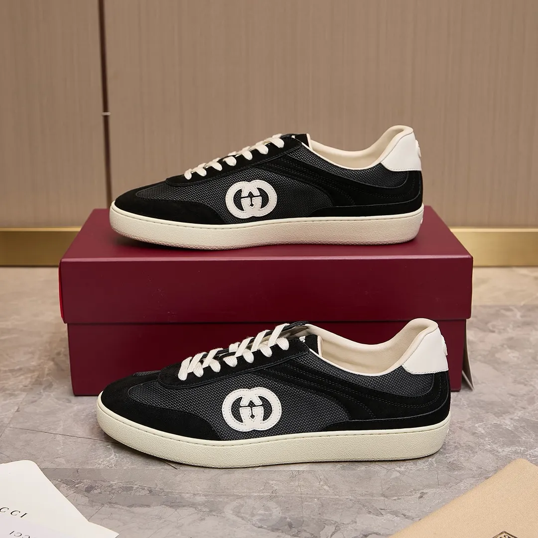 p260 古驰 / Gucci 古驰G75 运动鞋男女士 35-45 古驰滑板鞋 这款运动鞋从70年代的复古篮球鞋中汲取灵感,鞋身醒目点缀互扣式双G标识。这款设计甄选柔软牛皮革精制而成,巧妙融入镂空牛皮革镶饰。 镂空牛皮革镶饰 牛皮革衬里 橡胶鞋底 另附一副鞋带 互扣式双G细节 系带固定 平底 跟高:3厘米