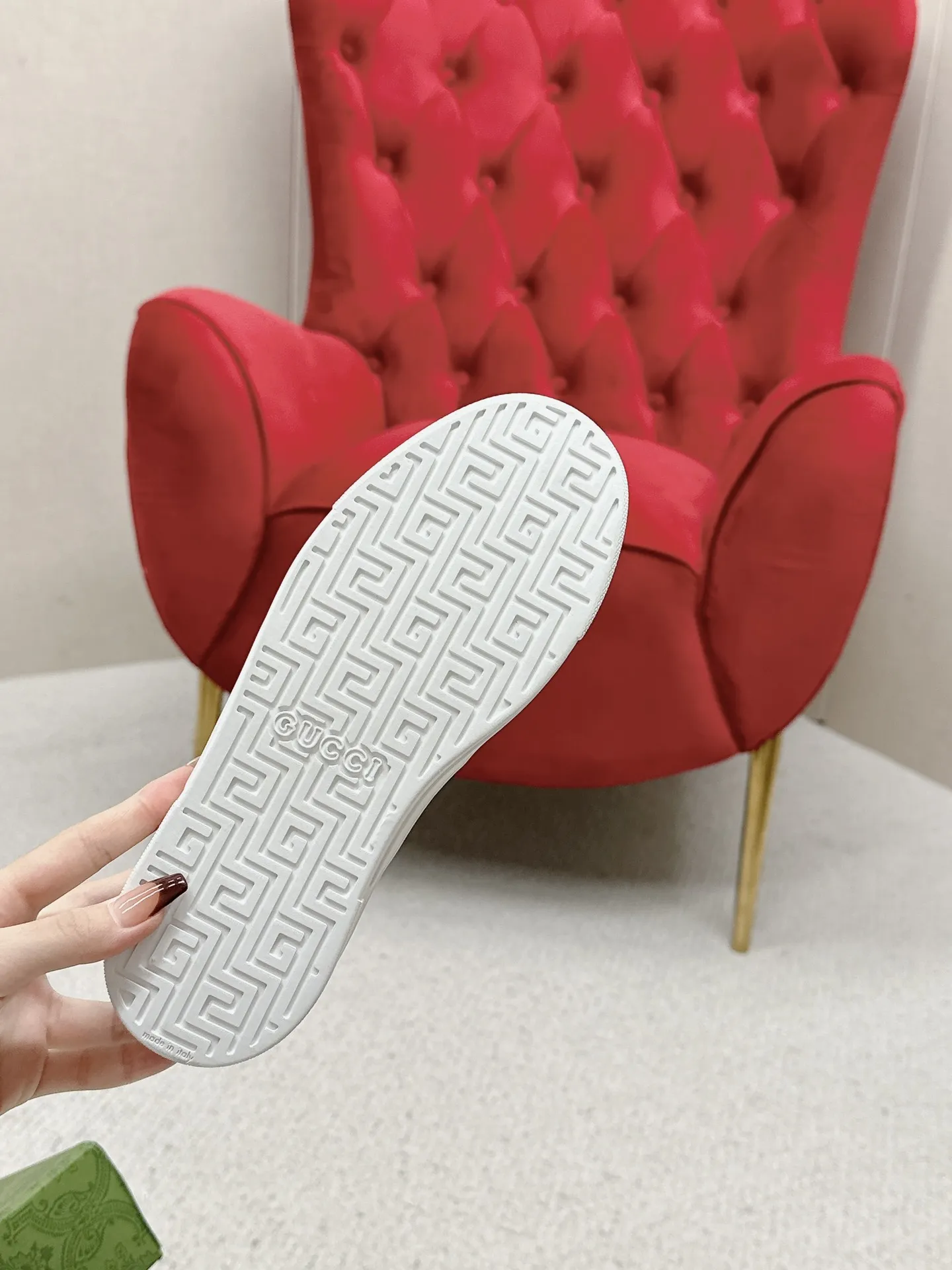 橙子出厂价💰120 GUCCI 古驰 最新Ace系列饰织带运动鞋 休闲鞋板鞋 小白鞋 情侣款 自问世以来,Ace系列运动鞋延续品牌叙事,匠心成就主打单品。全新系列呈现特色低帮设计,搭配别致细节,焕新诠释运 动鞋版型。系带固定处饰以“ACE”金属标牌,加厚构造精致塑 就挺括鞋型。Gucc*经典红绿条纹织带令整款设计更添魅力。 码数:35-45