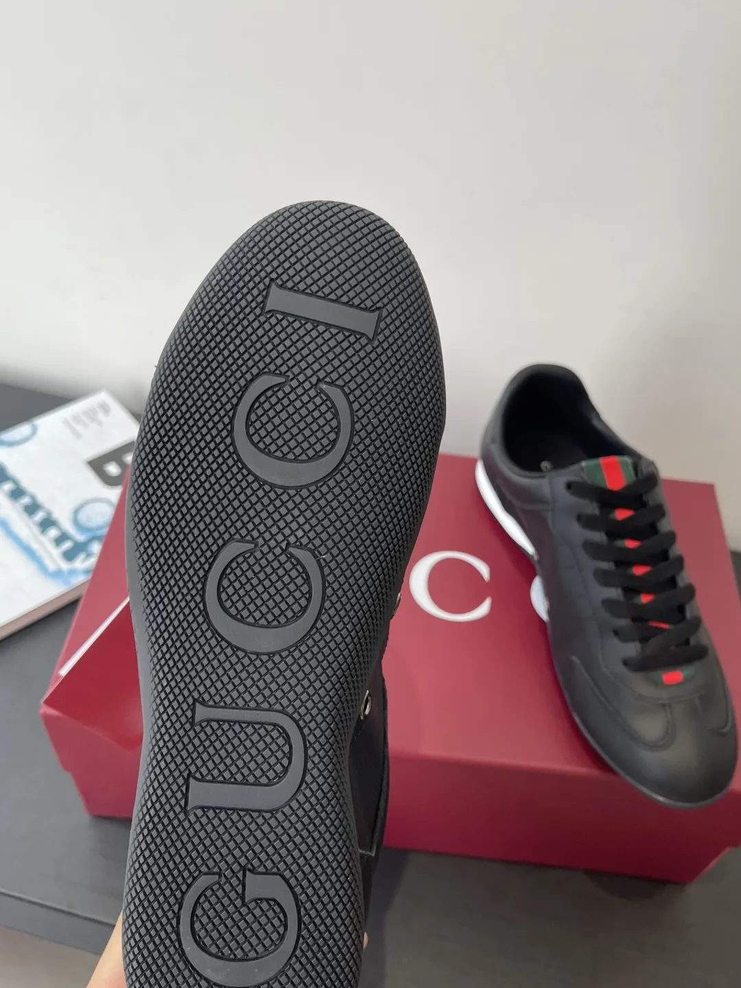 橙子出厂价💰145 男码暂未出货 Gucci 古驰 Shift系列 复古 德训鞋 休闲 运动鞋 阿甘鞋 Gucci Shift系列全新上市 轻盈设计焕新诠释运动风尚 利落廓形更添自在本色 行动间彰显精致质感 织带细节宛如一道延绵不绝的饰带贯穿于整个设计 侧边缝线细节增添点睛之笔 面料原版定制进口头层牛皮 内里原版定制柔软羊皮里 码数 35-44