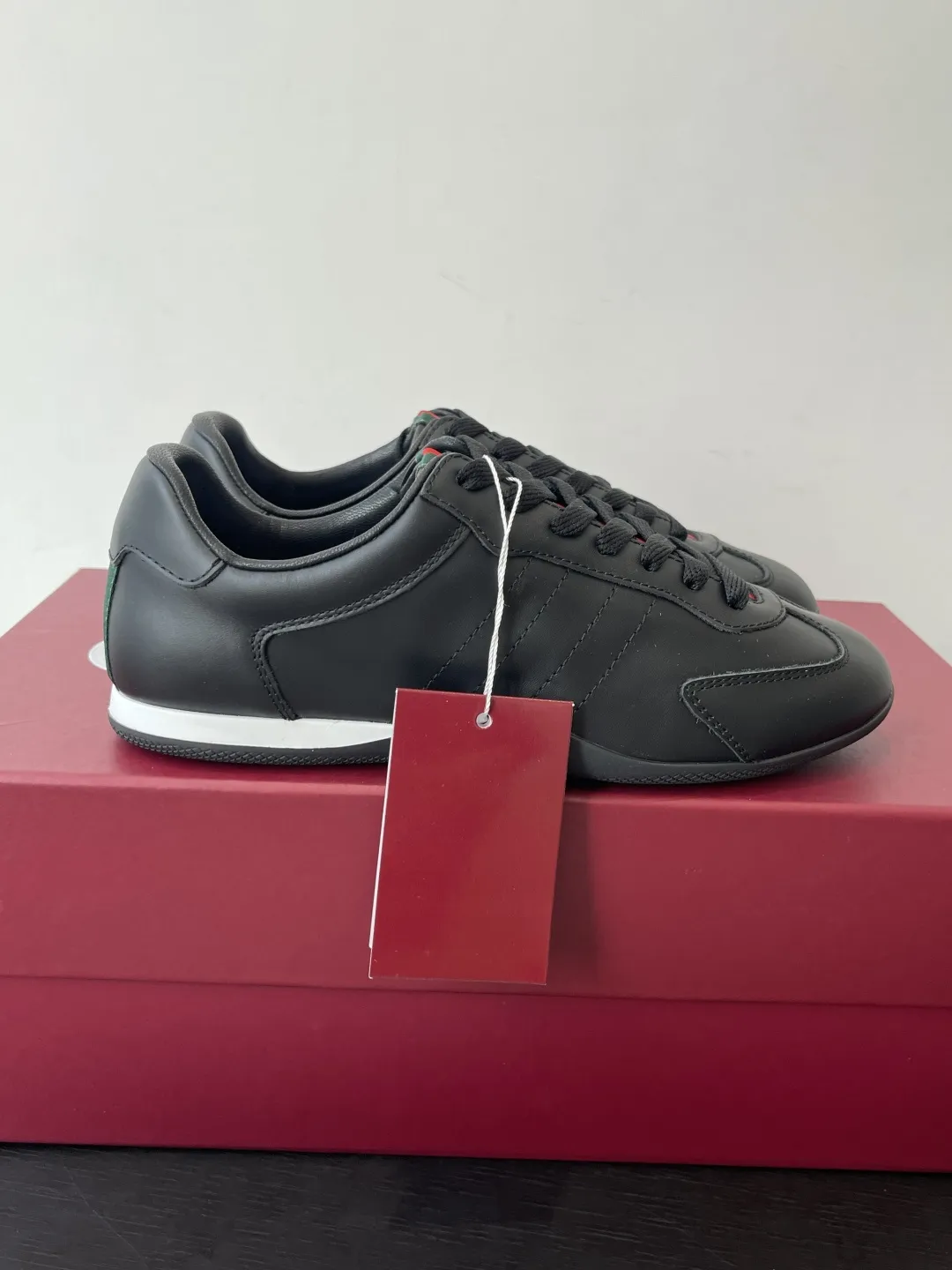 橙子出厂价💰145 男码暂未出货 Gucci 古驰 Shift系列 复古 德训鞋 休闲 运动鞋 阿甘鞋 Gucci Shift系列全新上市 轻盈设计焕新诠释运动风尚 利落廓形更添自在本色 行动间彰显精致质感 织带细节宛如一道延绵不绝的饰带贯穿于整个设计 侧边缝线细节增添点睛之笔 面料原版定制进口头层牛皮 内里原版定制柔软羊皮里 码数 35-44