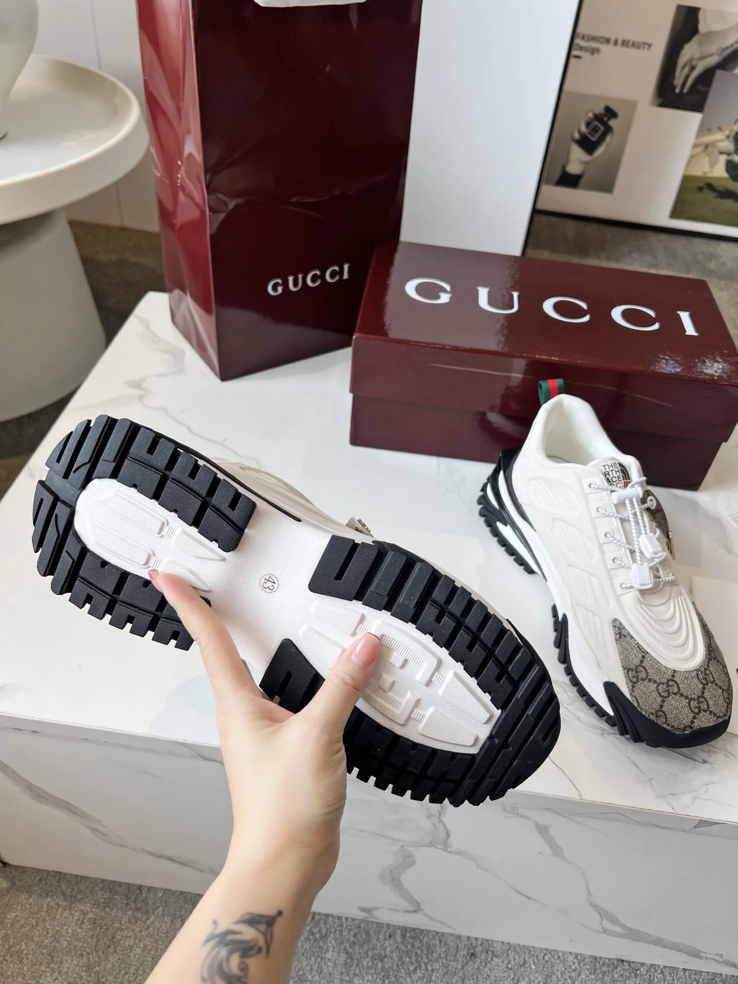 ❤️🔥❤️🔥❤️🔥Gucci系列 2.0运动鞋重金打造❤️🔥❤️🔥❤️🔥焕新演绎品牌标志性条纹织带元素😍😍当复古基因撞上未来感设计🎊🎊这双古驰新鞋直接把潮流阈值拉满💥 ✔️配色卡龙撞色+经典条纹,GG反光滚边,视觉冲击拿捏,出街自带高光滤镜 ✔️ 结构多层异材质拼接,网纱透气、皮革定型,大底EVA发泡及TPU组合😍😍😍时髦与实用双在线 ✔️ 细节做双G中底+标志性双G锁扣鞋带,复古DNA疯狂躁动,每一步都踩在潮流审美上❤️❤️❤️❤️ 配码:男39-44 💰270 👉
