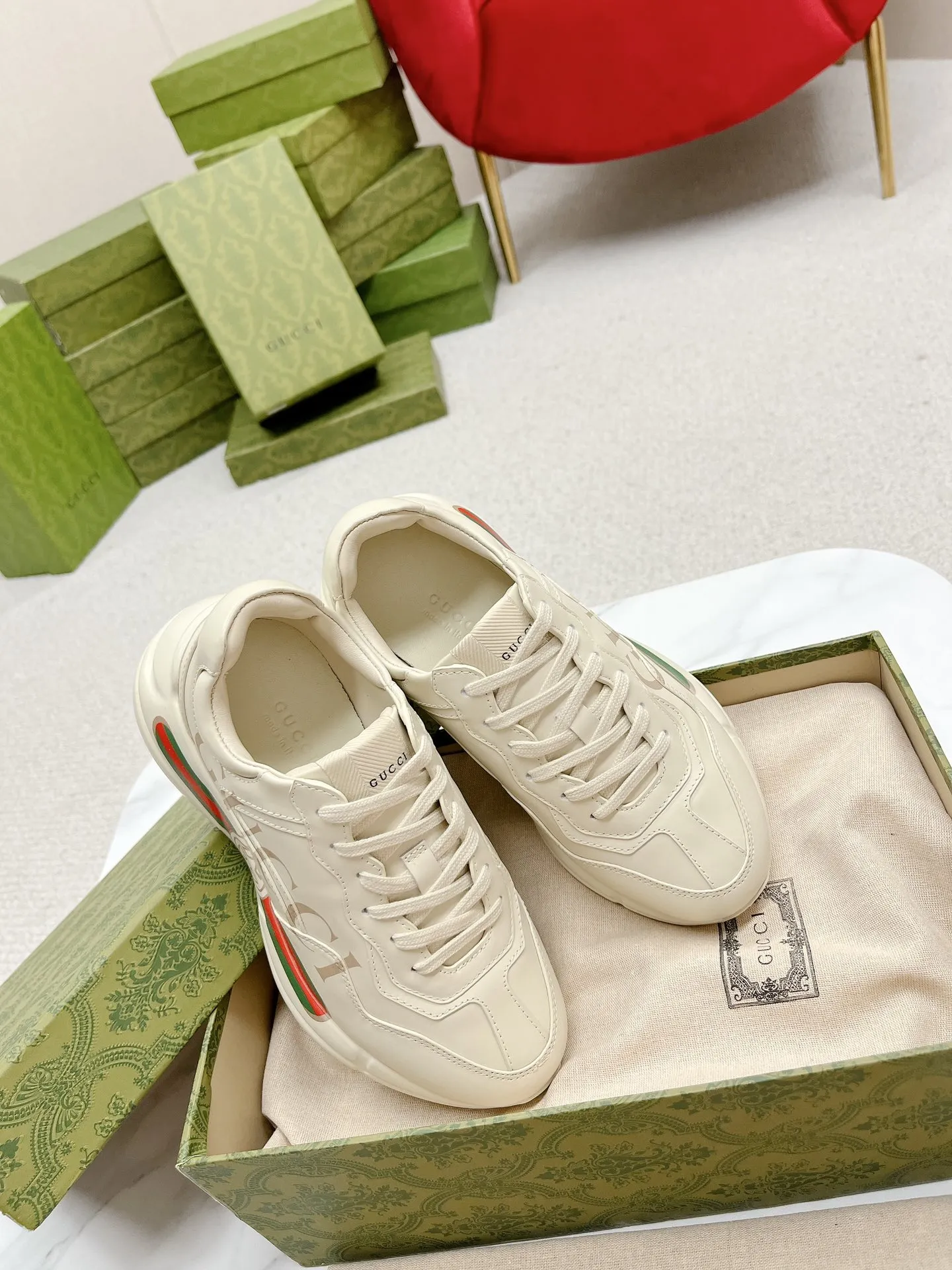 橙子出厂价💰135 【跑量主推款】Gucci 古驰 经典休闲男女运动鞋 增高厚底老爹鞋 情侣款 此款老爹鞋在今年仍然还是很受欢迎。对于爱美的人来说,鞋柜里不仅应该有一双白色的鞋子,还应该配有一双又帅又凹的老爹鞋!它的设计非常耐用,鞋底感觉非常柔软。穿在脚上既防滑又耐磨,而且用途广泛。为了显示自己的身高,老爹鞋子也是一个不错的选择。这款GUCCI是很好看的米白色,超级百搭。不挑衣服穿,也不挑包,随便搭。它穿上脚超级舒服,很软,还可以增高。 码数:34-45男女同款