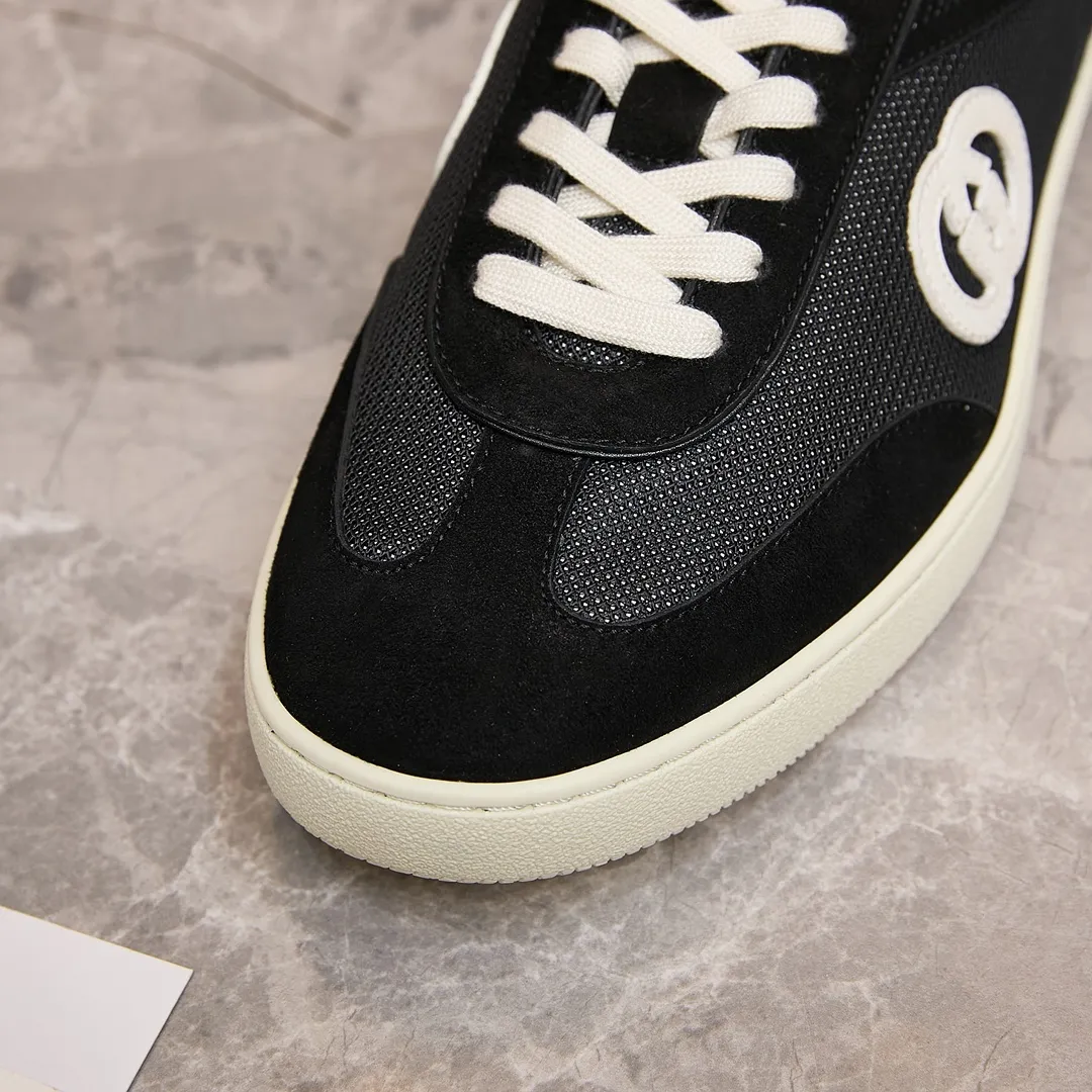 p260 古驰 / Gucci 古驰G75 运动鞋男女士 35-45 古驰滑板鞋 这款运动鞋从70年代的复古篮球鞋中汲取灵感，鞋身醒目点缀互扣式双G标识。这款设计甄选柔软牛皮革精制而成，巧妙融入镂空牛皮革镶饰。 镂空牛皮革镶饰 牛皮革衬里 橡胶鞋底 另附一副鞋带 互扣式双G细节 系带固定 平底 跟高：3厘米