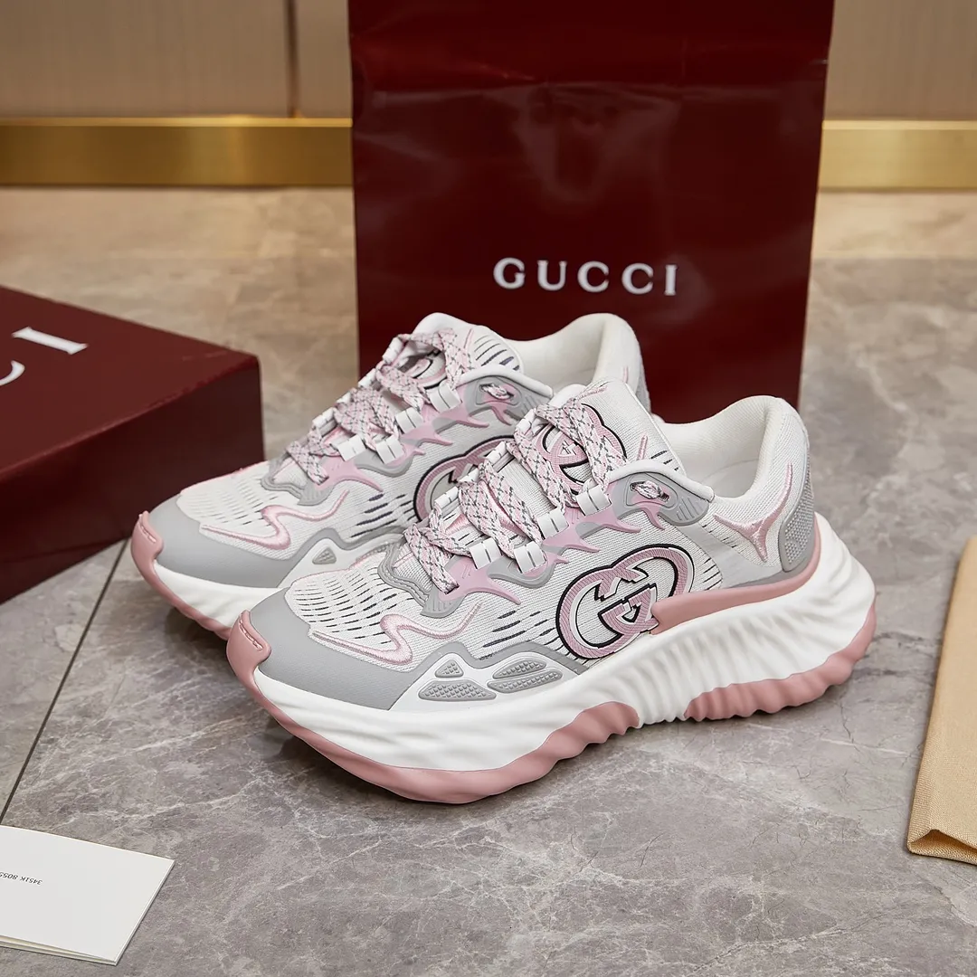 p380 古驰 / Gucci Gucci Ripple系列 运动鞋男女士35-46 早秋系列以现代视角焕新诠释品牌经典设计元素和精致图案。这款厚底运动鞋以轻薄双色网布匠心打造，巧妙融入撞色互扣式双G和闪电橡胶细节，洋溢着浓浓的科技感。 绿色和黄色网布 刺绣细节 互扣式双G和闪电橡胶细节 橡胶鞋底 鞋底饰Gucci互扣式双G标识细节 互扣式双G橡胶标识 多色鞋带 另附一副鞋带 系带式 低跟