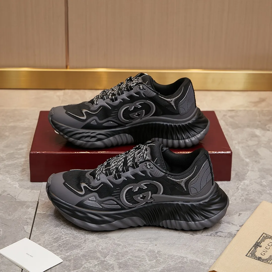 p380 古驰 / Gucci Gucci Ripple系列 运动鞋男女士35-46 早秋系列以现代视角焕新诠释品牌经典设计元素和精致图案。这款厚底运动鞋以轻薄双色网布匠心打造,巧妙融入撞色互扣式双G和闪电橡胶细节,洋溢着浓浓的科技感。 绿色和黄色网布 刺绣细节 互扣式双G和闪电橡胶细节 橡胶鞋底 鞋底饰Gucci互扣式双G标识细节 互扣式双G橡胶标识 多色鞋带 另附一副鞋带 系带式 低跟