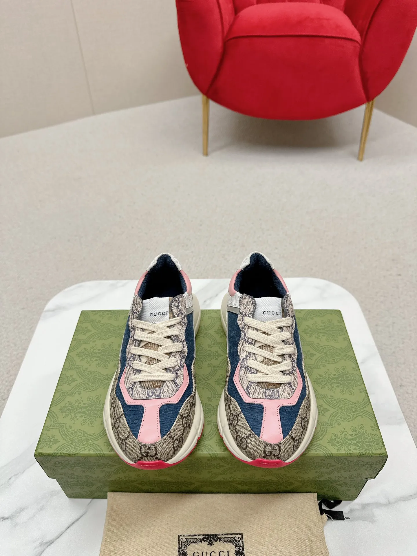 橙子出厂价💰135 【跑量主推款】Gucci 古驰 经典休闲男女运动鞋 增高厚底老爹鞋 情侣款 此款老爹鞋在今年仍然还是很受欢迎。对于爱美的人来说,鞋柜里不仅应该有一双白色的鞋子,还应该配有一双又帅又凹的老爹鞋!它的设计非常耐用,鞋底感觉非常柔软。穿在脚上既防滑又耐磨,而且用途广泛。为了显示自己的身高,老爹鞋子也是一个不错的选择。这款GUCCI是很好看的米白色,超级百搭。不挑衣服穿,也不挑包,随便搭。它穿上脚超级舒服,很软,还可以增高。 码数:34-45男女同款