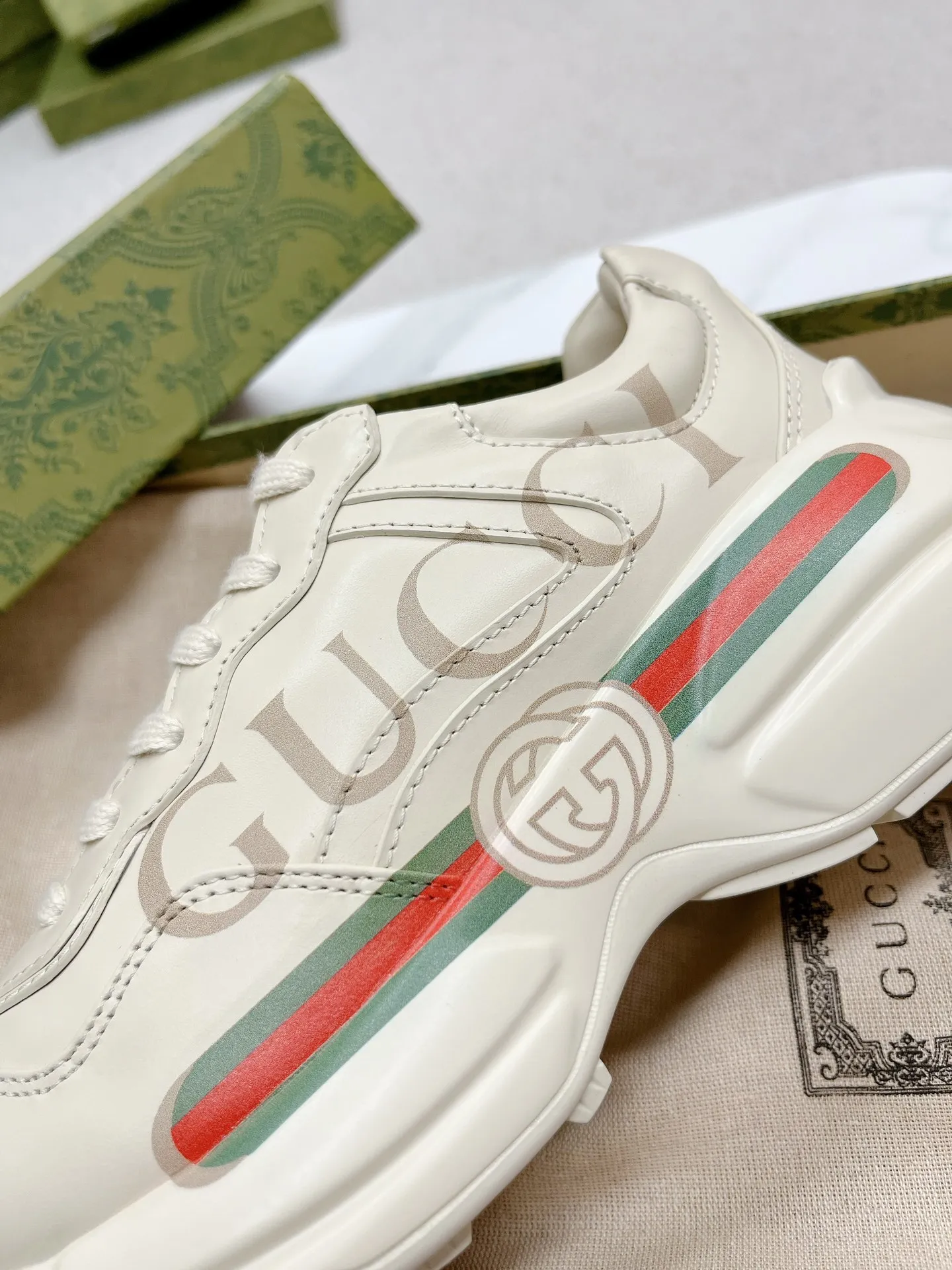 橙子出厂价💰135 【跑量主推款】Gucci 古驰 经典休闲男女运动鞋 增高厚底老爹鞋 情侣款 此款老爹鞋在今年仍然还是很受欢迎。对于爱美的人来说,鞋柜里不仅应该有一双白色的鞋子,还应该配有一双又帅又凹的老爹鞋!它的设计非常耐用,鞋底感觉非常柔软。穿在脚上既防滑又耐磨,而且用途广泛。为了显示自己的身高,老爹鞋子也是一个不错的选择。这款GUCCI是很好看的米白色,超级百搭。不挑衣服穿,也不挑包,随便搭。它穿上脚超级舒服,很软,还可以增高。 码数:34-45男女同款