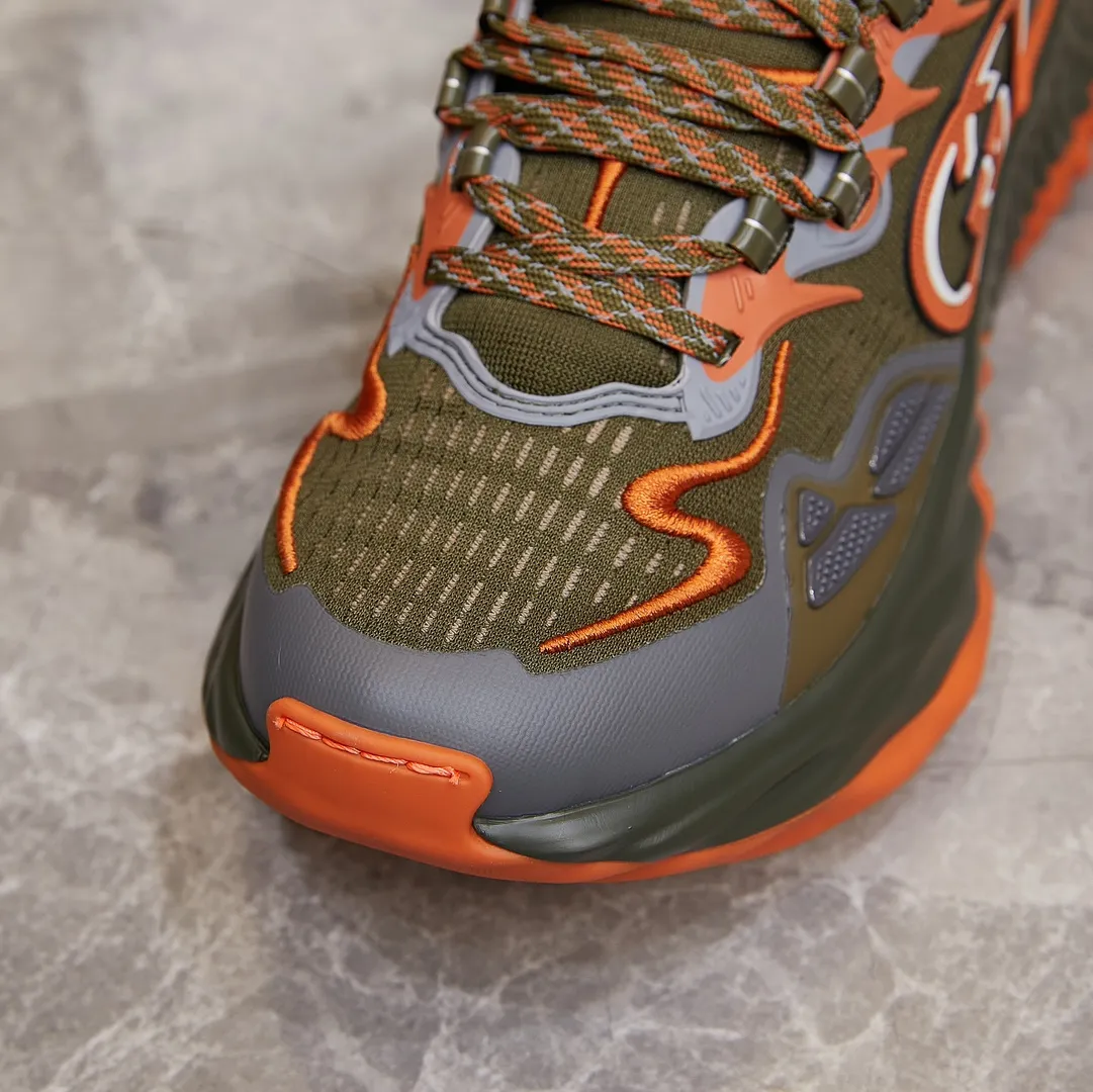 p380 古驰 / Gucci Gucci Ripple系列 运动鞋男女士35-46 早秋系列以现代视角焕新诠释品牌经典设计元素和精致图案。这款厚底运动鞋以轻薄双色网布匠心打造,巧妙融入撞色互扣式双G和闪电橡胶细节,洋溢着浓浓的科技感。 绿色和黄色网布 刺绣细节 互扣式双G和闪电橡胶细节 橡胶鞋底 鞋底饰Gucci互扣式双G标识细节 互扣式双G橡胶标识 多色鞋带 另附一副鞋带 系带式 低跟