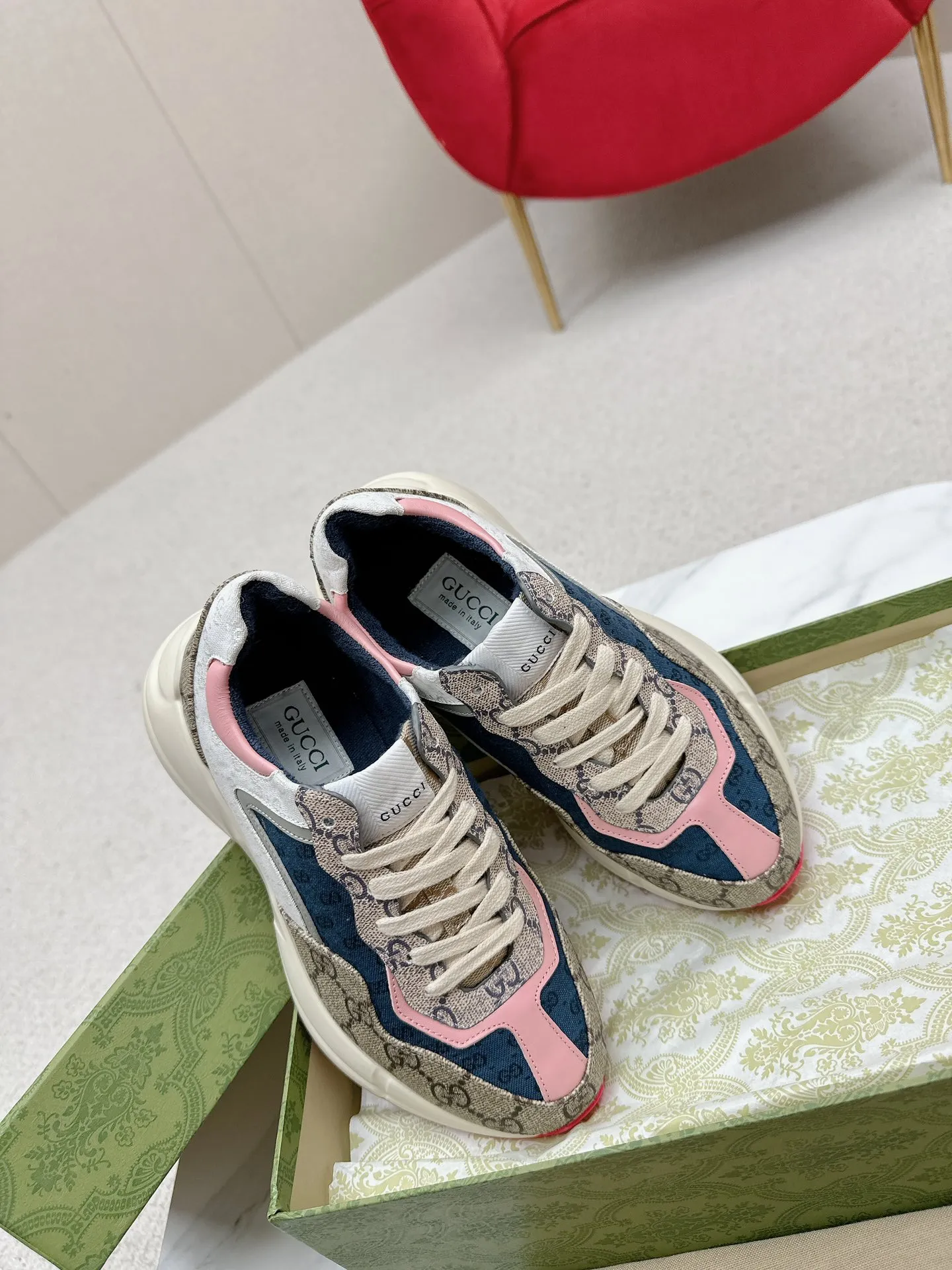 橙子出厂价💰135 【跑量主推款】Gucci 古驰 经典休闲男女运动鞋 增高厚底老爹鞋 情侣款 此款老爹鞋在今年仍然还是很受欢迎。对于爱美的人来说,鞋柜里不仅应该有一双白色的鞋子,还应该配有一双又帅又凹的老爹鞋!它的设计非常耐用,鞋底感觉非常柔软。穿在脚上既防滑又耐磨,而且用途广泛。为了显示自己的身高,老爹鞋子也是一个不错的选择。这款GUCCI是很好看的米白色,超级百搭。不挑衣服穿,也不挑包,随便搭。它穿上脚超级舒服,很软,还可以增高。 码数:34-45男女同款