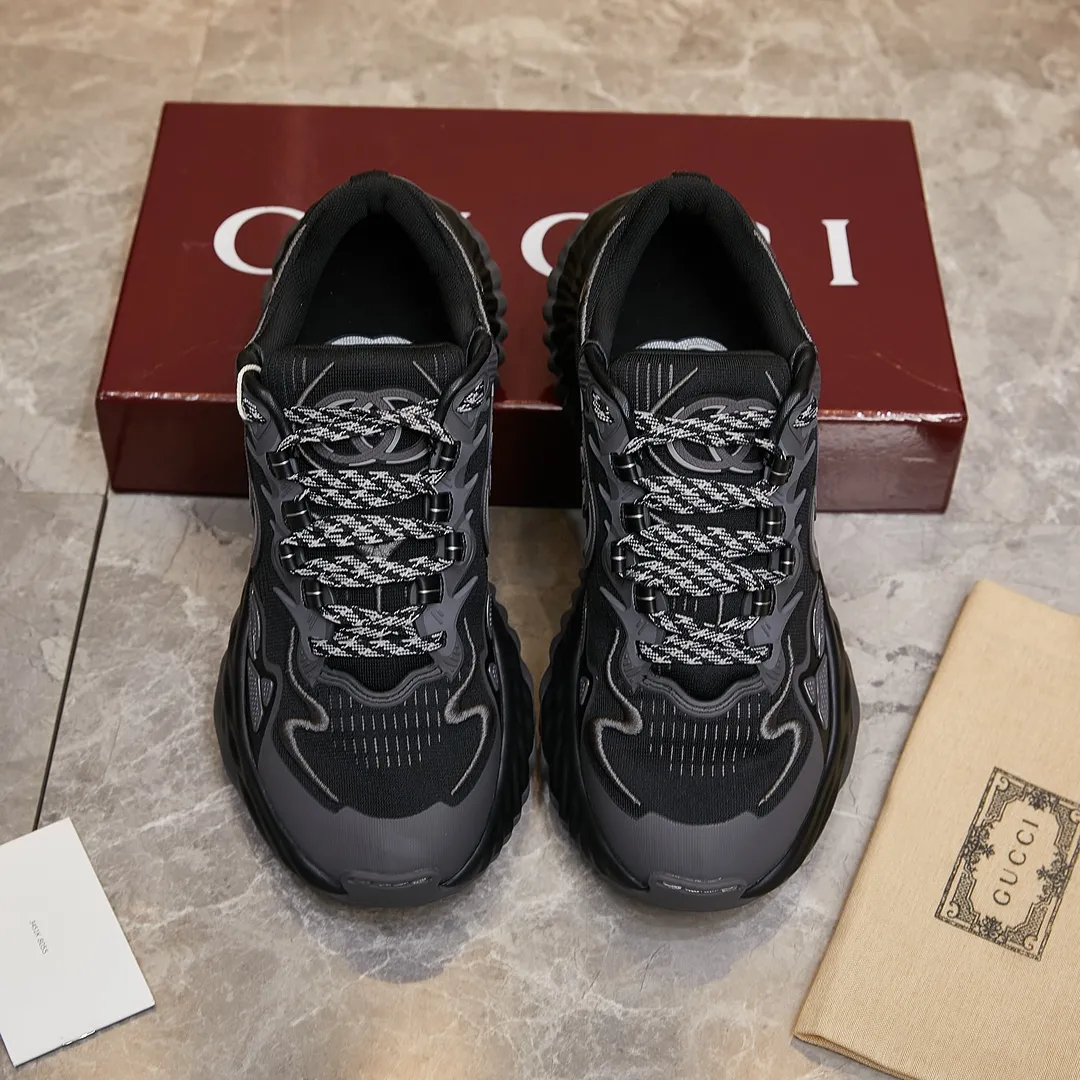 p380 古驰 / Gucci Gucci Ripple系列 运动鞋男女士35-46 早秋系列以现代视角焕新诠释品牌经典设计元素和精致图案。这款厚底运动鞋以轻薄双色网布匠心打造,巧妙融入撞色互扣式双G和闪电橡胶细节,洋溢着浓浓的科技感。 绿色和黄色网布 刺绣细节 互扣式双G和闪电橡胶细节 橡胶鞋底 鞋底饰Gucci互扣式双G标识细节 互扣式双G橡胶标识 多色鞋带 另附一副鞋带 系带式 低跟
