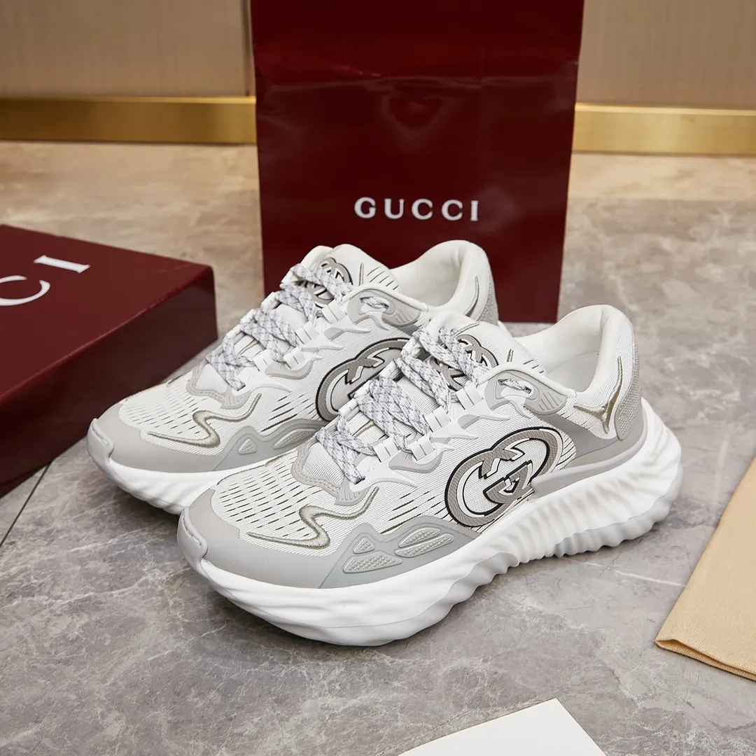 p380 古驰 / Gucci Gucci Ripple系列 运动鞋男女士35-46 早秋系列以现代视角焕新诠释品牌经典设计元素和精致图案。这款厚底运动鞋以轻薄双色网布匠心打造，巧妙融入撞色互扣式双G和闪电橡胶细节，洋溢着浓浓的科技感。 绿色和黄色网布 刺绣细节 互扣式双G和闪电橡胶细节 橡胶鞋底 鞋底饰Gucci互扣式双G标识细节 互扣式双G橡胶标识 多色鞋带 另附一副鞋带 系带式 低跟