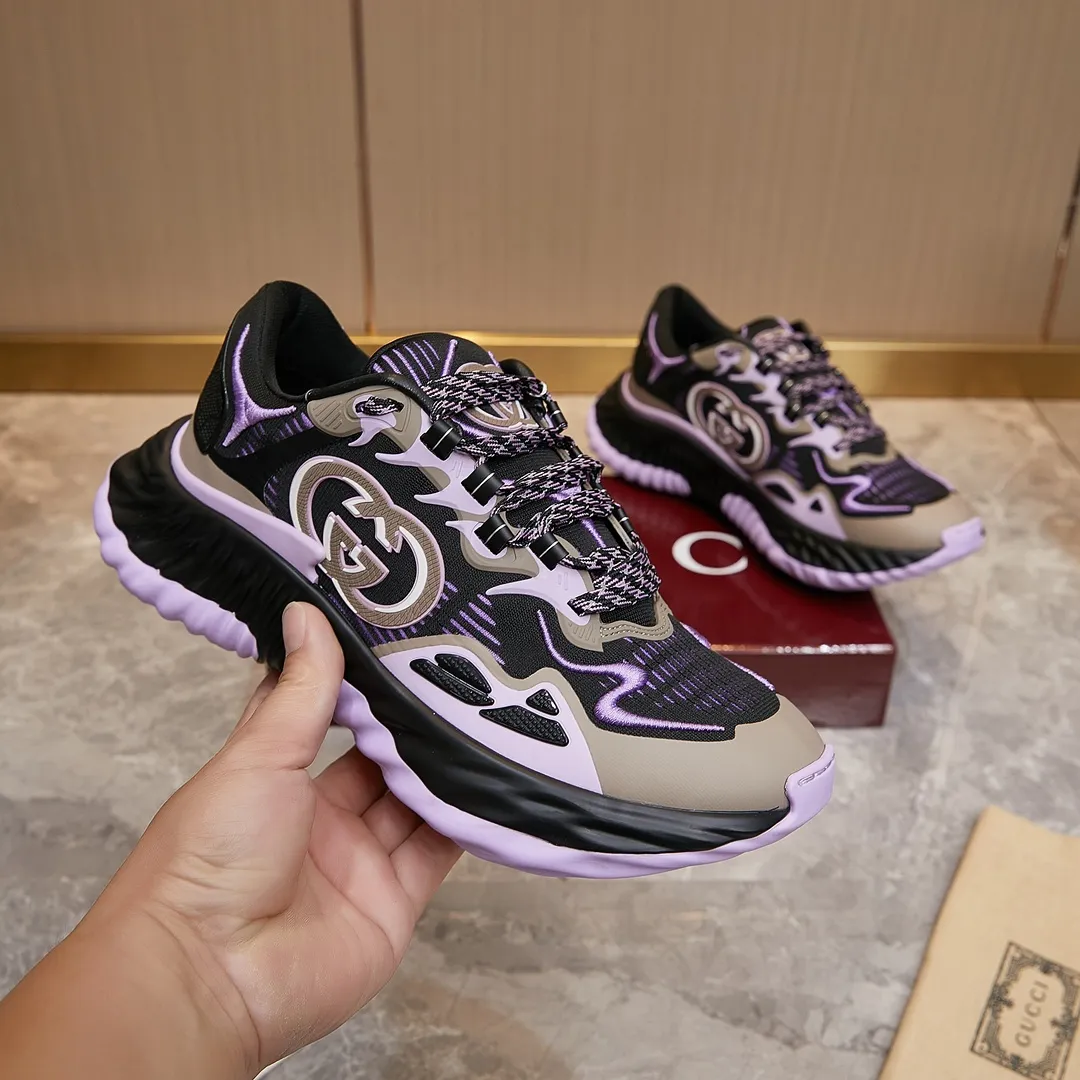 p380 古驰 / Gucci Gucci Ripple系列 运动鞋男女士35-46 早秋系列以现代视角焕新诠释品牌经典设计元素和精致图案。这款厚底运动鞋以轻薄双色网布匠心打造，巧妙融入撞色互扣式双G和闪电橡胶细节，洋溢着浓浓的科技感。 绿色和黄色网布 刺绣细节 互扣式双G和闪电橡胶细节 橡胶鞋底 鞋底饰Gucci互扣式双G标识细节 互扣式双G橡胶标识 多色鞋带 另附一副鞋带 系带式 低跟