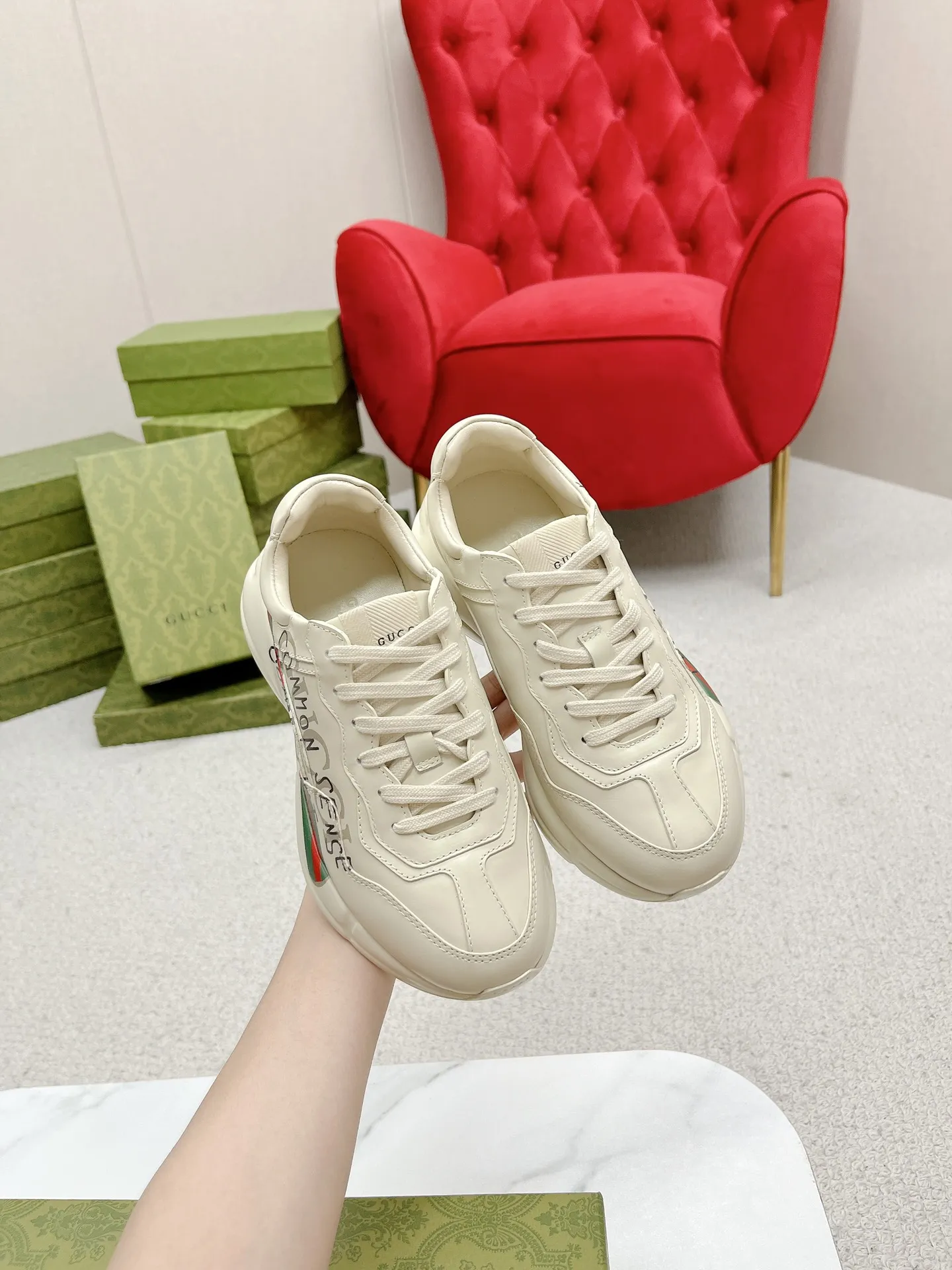 橙子出厂价💰135 【跑量主推款】Gucci 古驰 经典休闲男女运动鞋 增高厚底老爹鞋 情侣款 此款老爹鞋在今年仍然还是很受欢迎。对于爱美的人来说,鞋柜里不仅应该有一双白色的鞋子,还应该配有一双又帅又凹的老爹鞋!它的设计非常耐用,鞋底感觉非常柔软。穿在脚上既防滑又耐磨,而且用途广泛。为了显示自己的身高,老爹鞋子也是一个不错的选择。这款GUCCI是很好看的米白色,超级百搭。不挑衣服穿,也不挑包,随便搭。它穿上脚超级舒服,很软,还可以增高。 码数:34-45男女同款