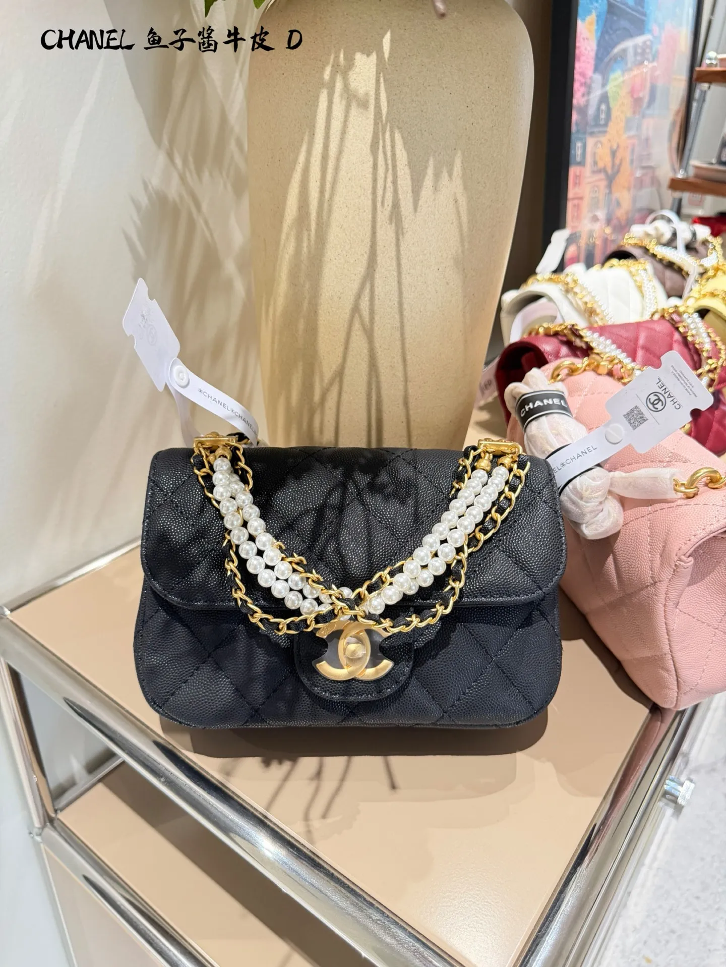 p240 香奈儿珍珠链条方胖子 🖤香奈儿24P珍珠链条方胖子,鱼子酱小牛皮经典菱格纹,金色双C扣超有辨识度✨。珍珠链条设计,手提、单肩、斜挎都OK,17×12.5×5cm容量刚好,日常出行超实用!小羊皮柔软但要注意保养哦~珍珠链条是季节限定,时髦又实用,是香奈儿热门断货款,超适合精致女孩入手!💼双盒包装
