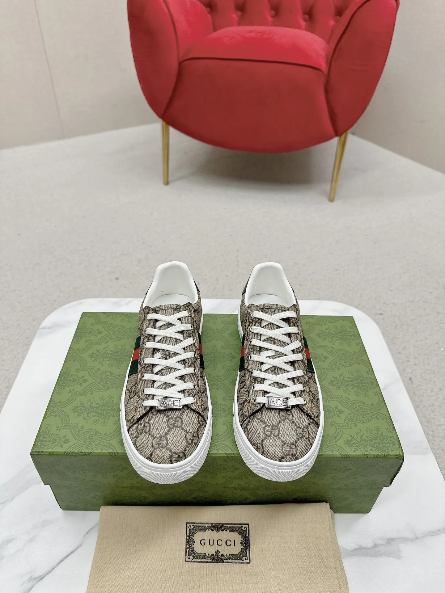 橙子出厂价💰120 GUCCI 古驰 最新Ace系列饰织带运动鞋 休闲鞋板鞋 小白鞋 情侣款 自问世以来,Ace系列运动鞋延续品牌叙事,匠心成就主打单品。全新系列呈现特色低帮设计,搭配别致细节,焕新诠释运 动鞋版型。系带固定处饰以“ACE”金属标牌,加厚构造精致塑 就挺括鞋型。Gucc*经典红绿条纹织带令整款设计更添魅力。 码数:35-45