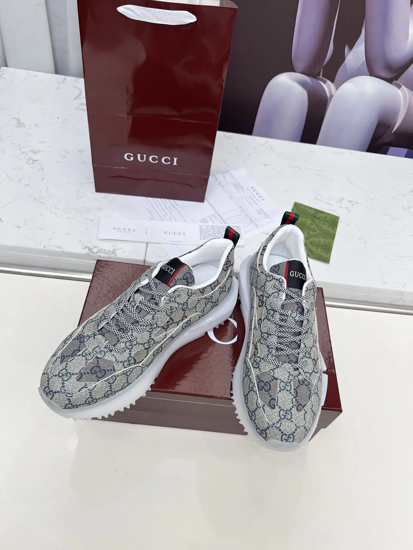 ❤️&zwj;🔥❤️&zwj;🔥❤️&zwj;🔥Gucci系列 2.0运动鞋重金打造❤️&zwj;🔥❤️&zwj;🔥❤️&zwj;🔥焕新演绎品牌标志性条纹织带元素😍😍当复古基因撞上未来感设计🎊🎊这双古驰新鞋直接把潮流阈值拉满💥 ✔️配色卡龙撞色+经典条纹，GG反光滚边，视觉冲击拿捏，出街自带高光滤镜 ✔️ 结构多层异材质拼接，网纱透气、皮革定型，大底EVA发泡及TPU组合😍😍😍时髦与实用双在线 ✔️ 细节做双G中底+标志性双G锁扣鞋带，复古DNA疯狂躁动，每一步都踩在潮流审美上❤️❤️❤️❤️ 配码：男39-44 💰270