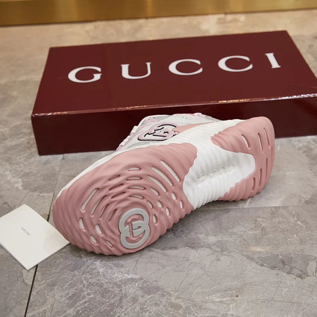 p380 古驰 / Gucci Gucci Ripple系列 运动鞋男女士35-46 早秋系列以现代视角焕新诠释品牌经典设计元素和精致图案。这款厚底运动鞋以轻薄双色网布匠心打造，巧妙融入撞色互扣式双G和闪电橡胶细节，洋溢着浓浓的科技感。 绿色和黄色网布 刺绣细节 互扣式双G和闪电橡胶细节 橡胶鞋底 鞋底饰Gucci互扣式双G标识细节 互扣式双G橡胶标识 多色鞋带 另附一副鞋带 系带式 低跟