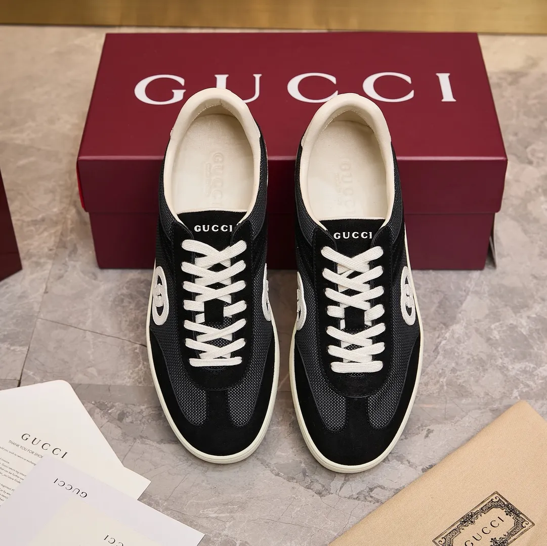 p260 古驰 / Gucci 古驰G75 运动鞋男女士 35-45 古驰滑板鞋 这款运动鞋从70年代的复古篮球鞋中汲取灵感，鞋身醒目点缀互扣式双G标识。这款设计甄选柔软牛皮革精制而成，巧妙融入镂空牛皮革镶饰。 镂空牛皮革镶饰 牛皮革衬里 橡胶鞋底 另附一副鞋带 互扣式双G细节 系带固定 平底 跟高：3厘米